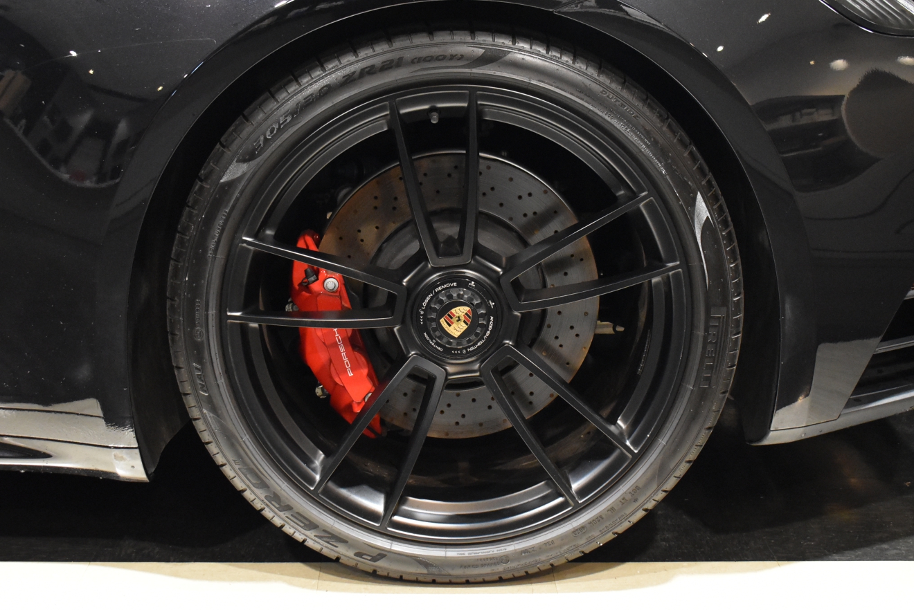 ポルシェ　911　992.1　GTS　ブルメスターオーディオ　ジェットブラック　レザーシート　ボンド大阪　ボンドカーズ　ボンドグループ