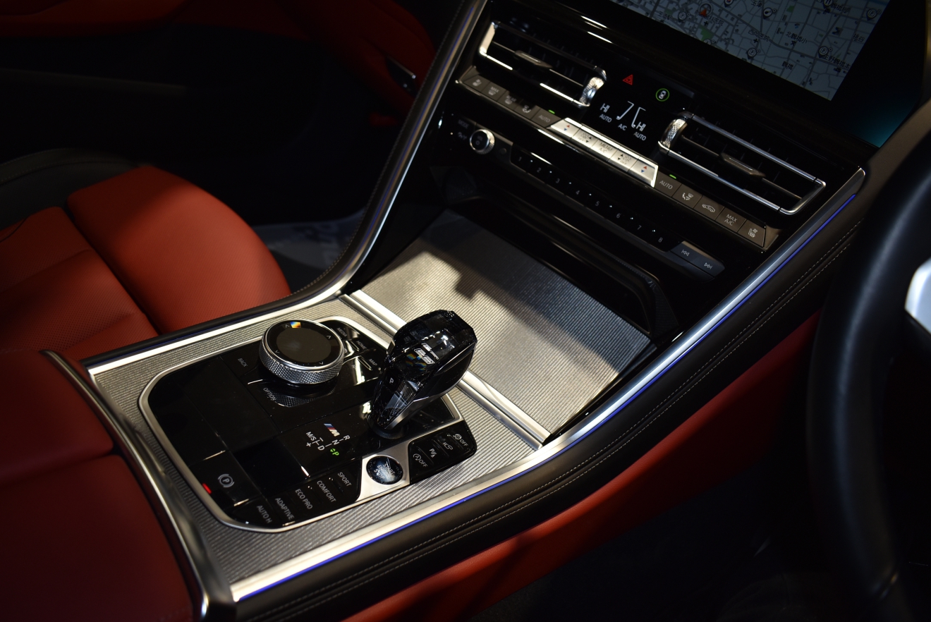 BMW　M850ⅰ　Xdrive　3Dデザイン　ローダウン　　カスタム車両　カーボンラッピング　bond大阪　bondカーズ　bondグループ