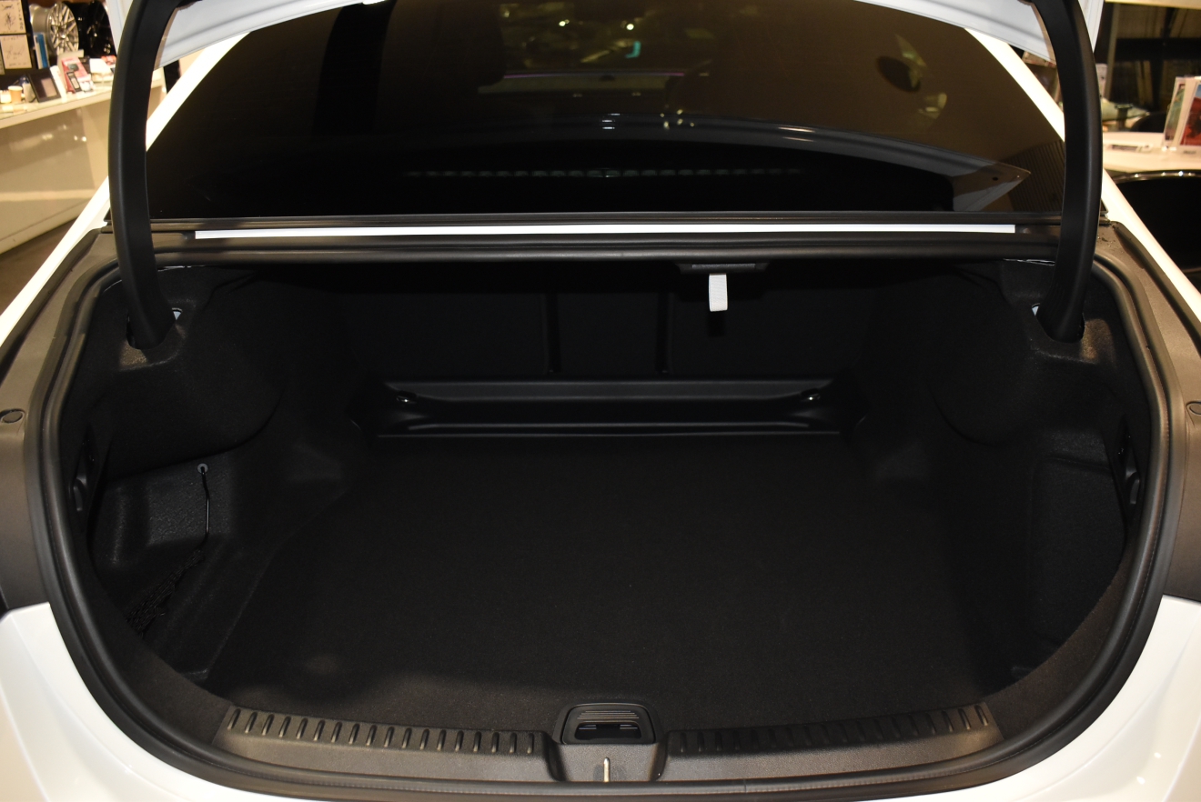 メルセデスベンツ　Eクラス　E300　AMGライン　レザーエクスクルーシブPKG　新着入庫車両　bond大阪　ボンドカーズ　ボンドグループ