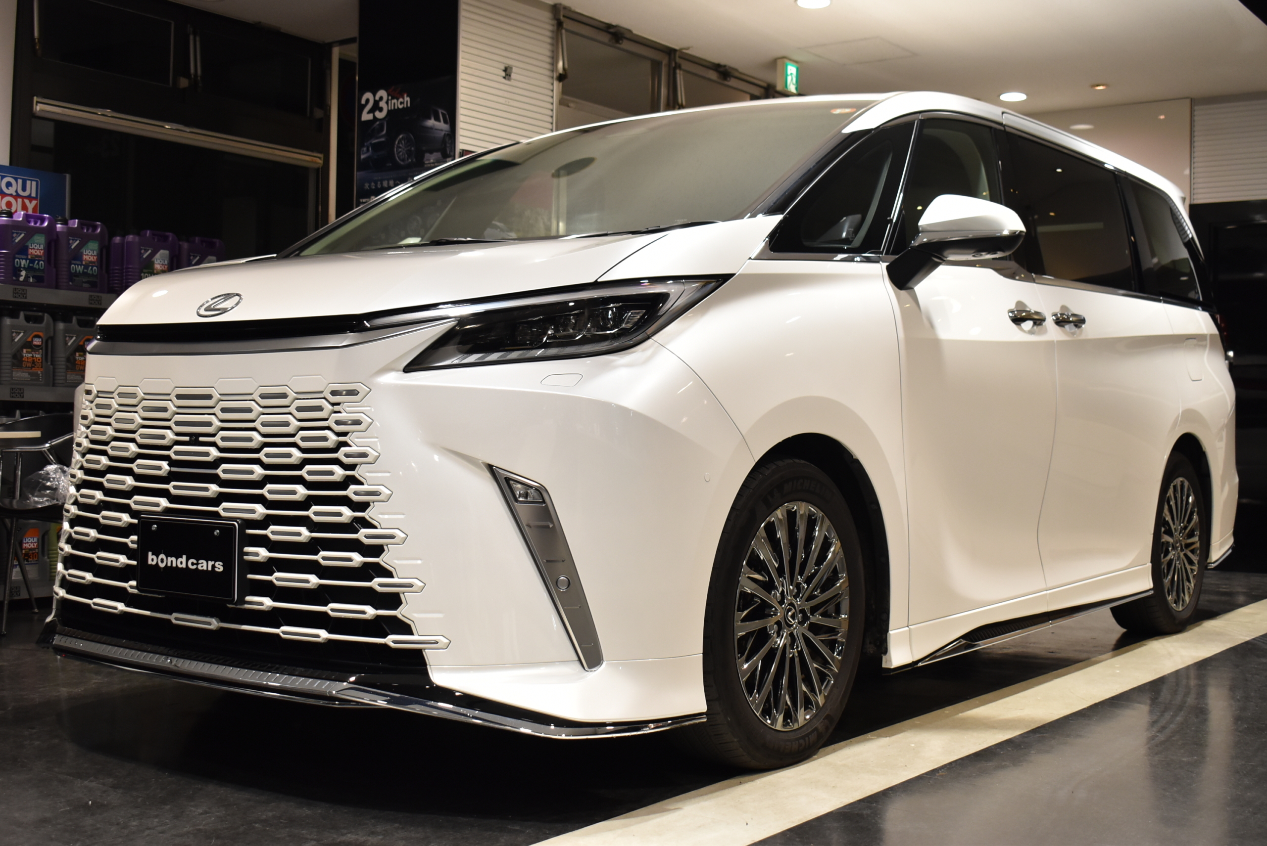 LEXUS　LM500ｈ　 VER L 　6人乗り　ソニッククォーツ モデリスタF/S/Rエアロ ソリスホワイト本革シート フリップダウンモニター デジタルインナーミラー