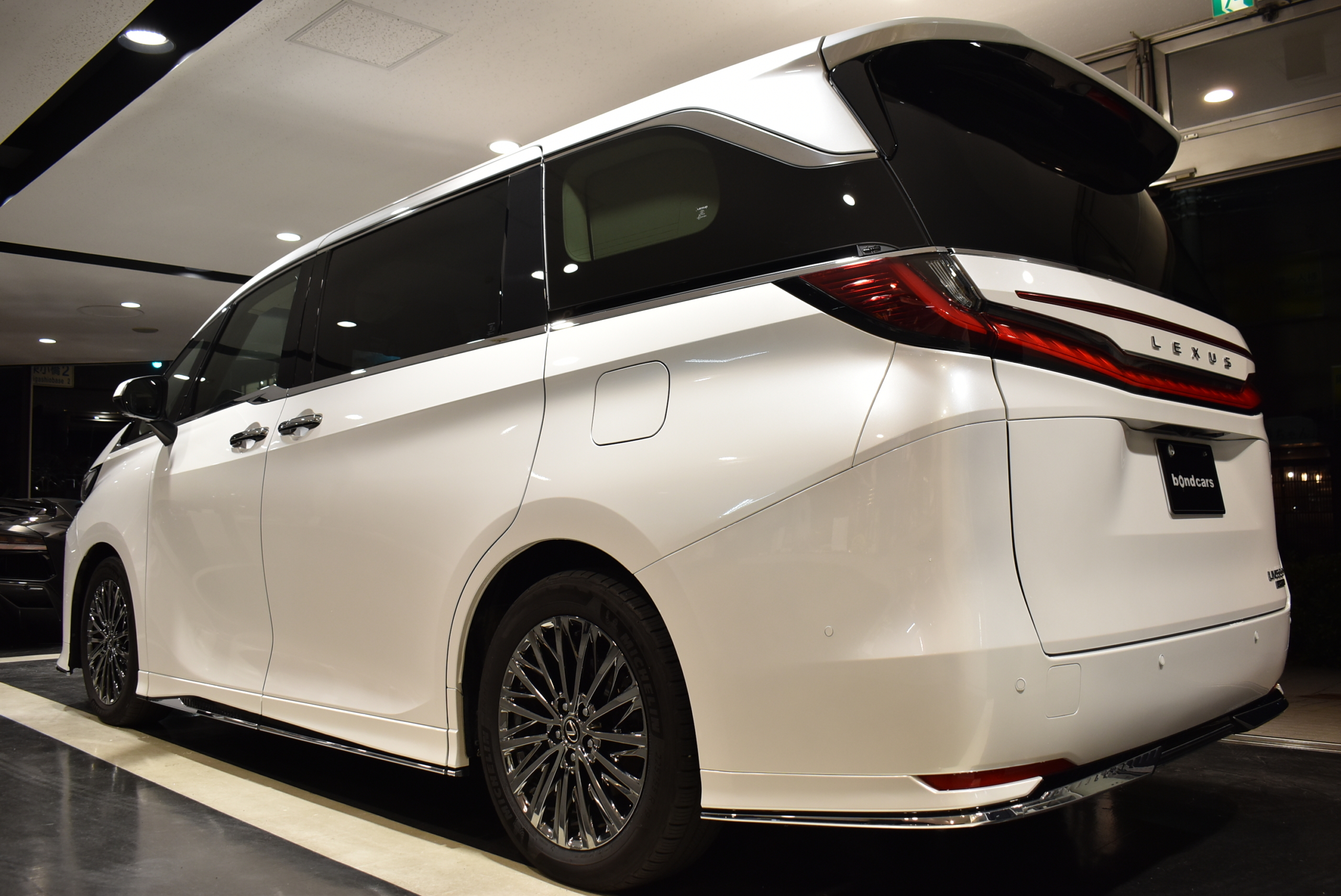 LEXUS　LM500ｈ　 VER L 　6人乗り　ソニッククォーツ モデリスタF/S/Rエアロ ソリスホワイト本革シート フリップダウンモニター デジタルインナーミラー