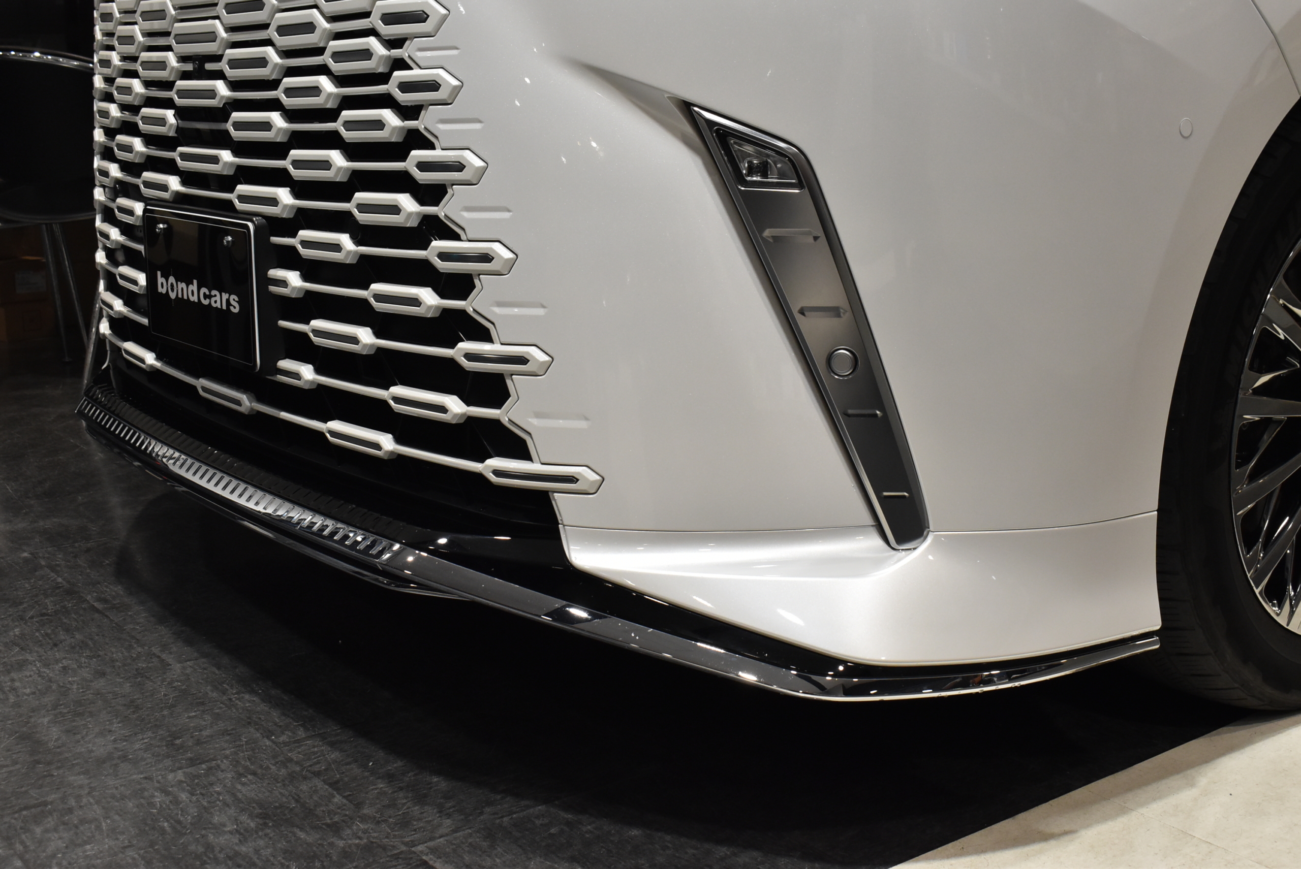 LEXUS　LM500ｈ　 VER L 　6人乗り　ソニッククォーツ モデリスタF/S/Rエアロ ソリスホワイト本革シート フリップダウンモニター デジタルインナーミラー