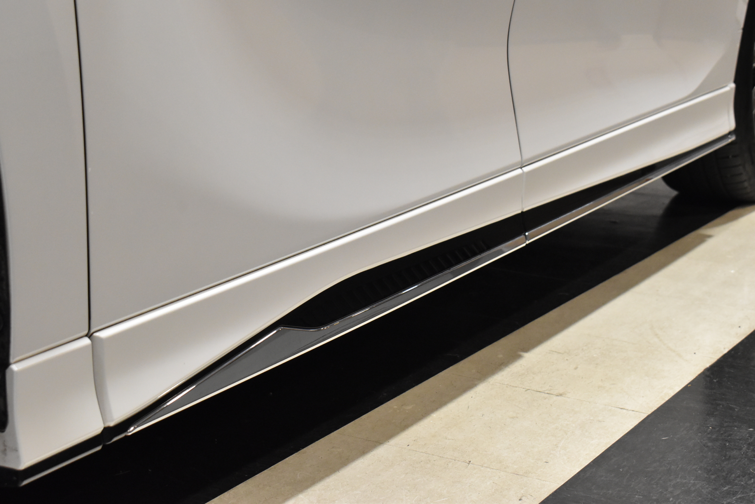 LEXUS　LM500ｈ　 VER L 　6人乗り　ソニッククォーツ モデリスタF/S/Rエアロ ソリスホワイト本革シート フリップダウンモニター デジタルインナーミラー