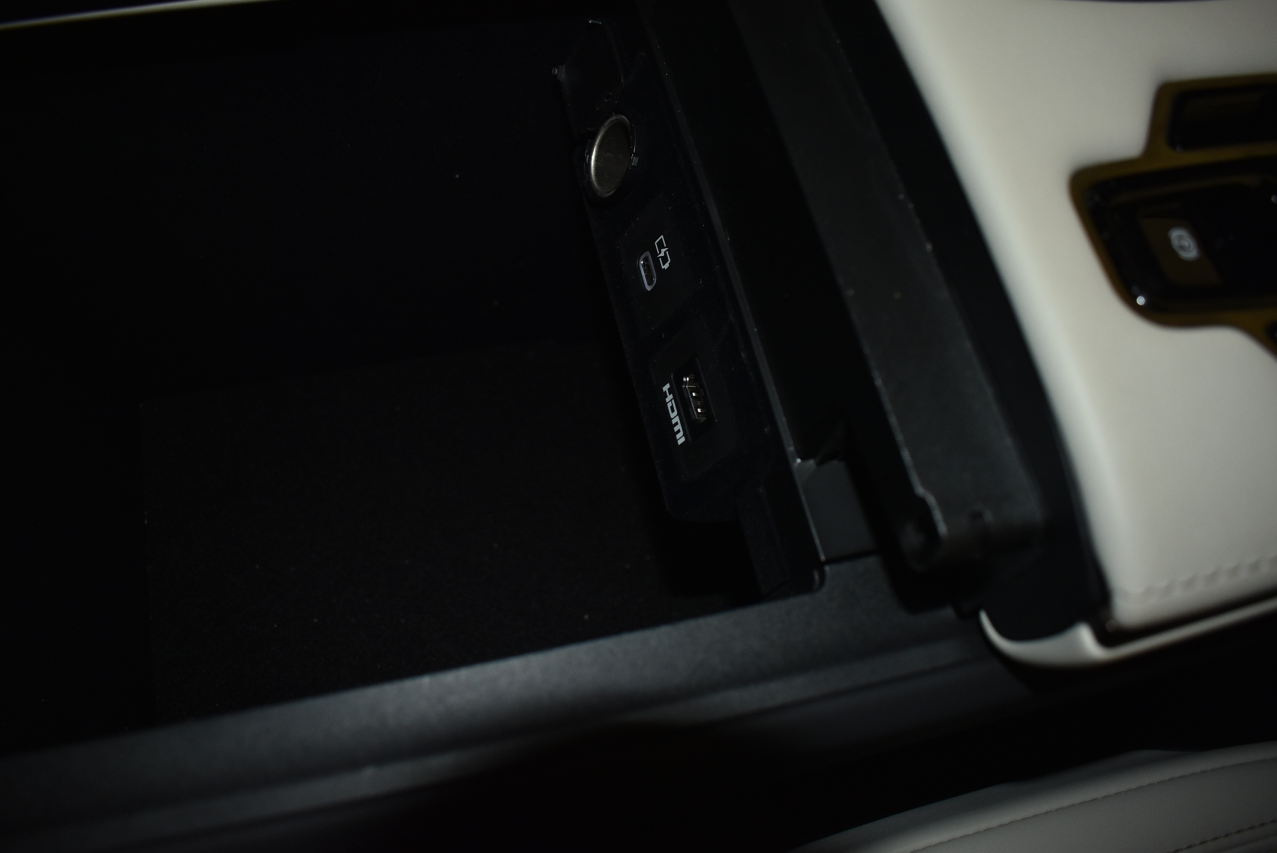 LEXUS　LM500ｈ　 VER L 　6人乗り　ソニッククォーツ モデリスタF/S/Rエアロ ソリスホワイト本革シート フリップダウンモニター デジタルインナーミラー