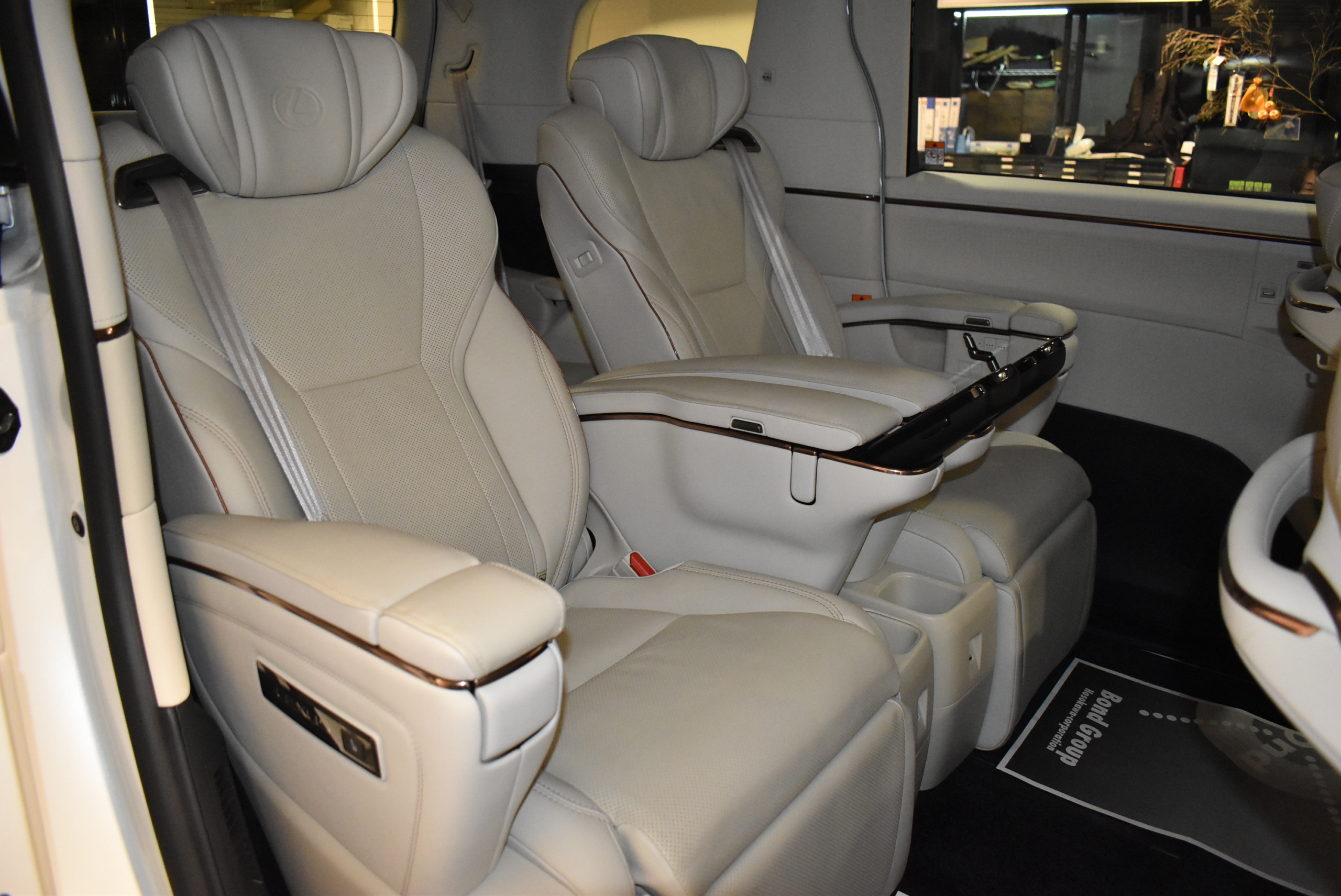 LEXUS　LM500ｈ　 VER L 　6人乗り　ソニッククォーツ モデリスタF/S/Rエアロ ソリスホワイト本革シート フリップダウンモニター デジタルインナーミラー