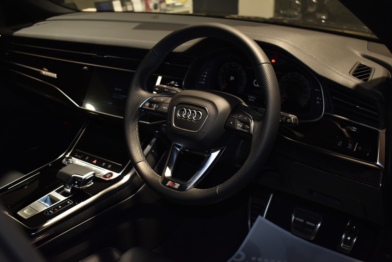 アウディ　SQ8　ブラックスタイリングパッケージ　23インチAW　レザーパッケージ　新着入庫車両　ボンドカーズ　ボンド大阪　ボンドグループ