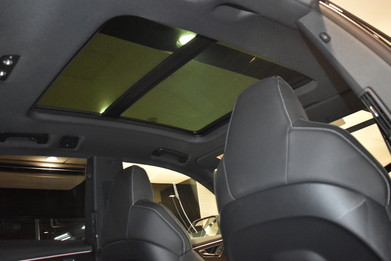 アウディ　SQ8　ブラックスタイリングパッケージ　23インチAW　レザーパッケージ　新着入庫車両　ボンドカーズ　ボンド大阪　ボンドグループ