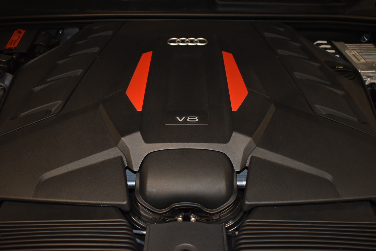 アウディ　SQ8　ブラックスタイリングパッケージ　23インチAW　レザーパッケージ　新着入庫車両　ボンドカーズ　ボンド大阪　ボンドグループ