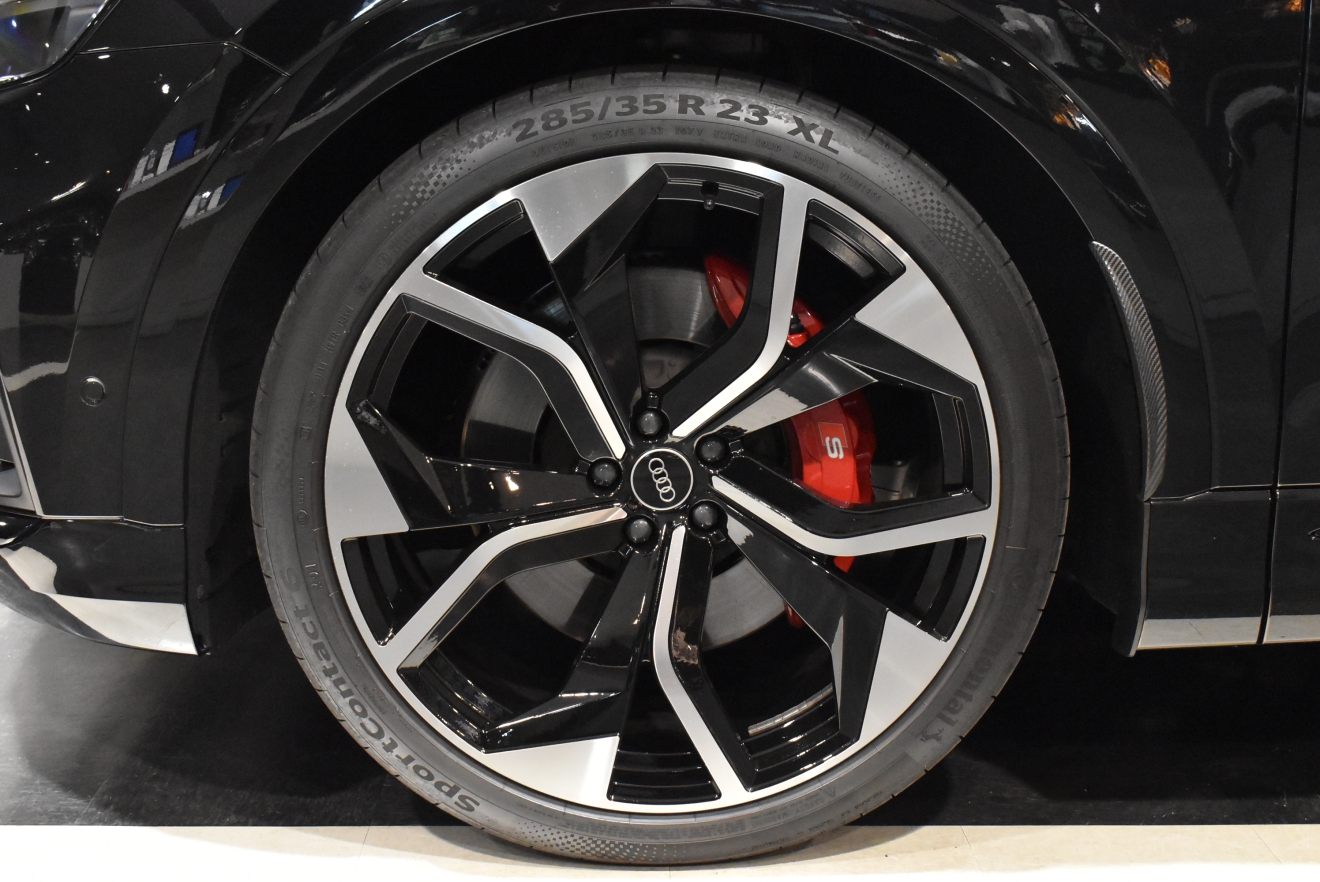 アウディ　SQ8　ブラックスタイリングパッケージ　23インチAW　レザーパッケージ　新着入庫車両　ボンドカーズ　ボンド大阪　ボンドグループ