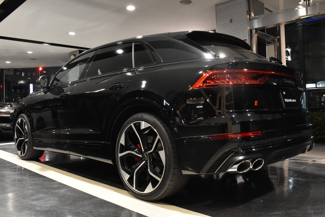 アウディ　SQ8　ブラックスタイリングパッケージ　23インチAW　レザーパッケージ　新着入庫車両　ボンドカーズ　ボンド大阪　ボンドグループ