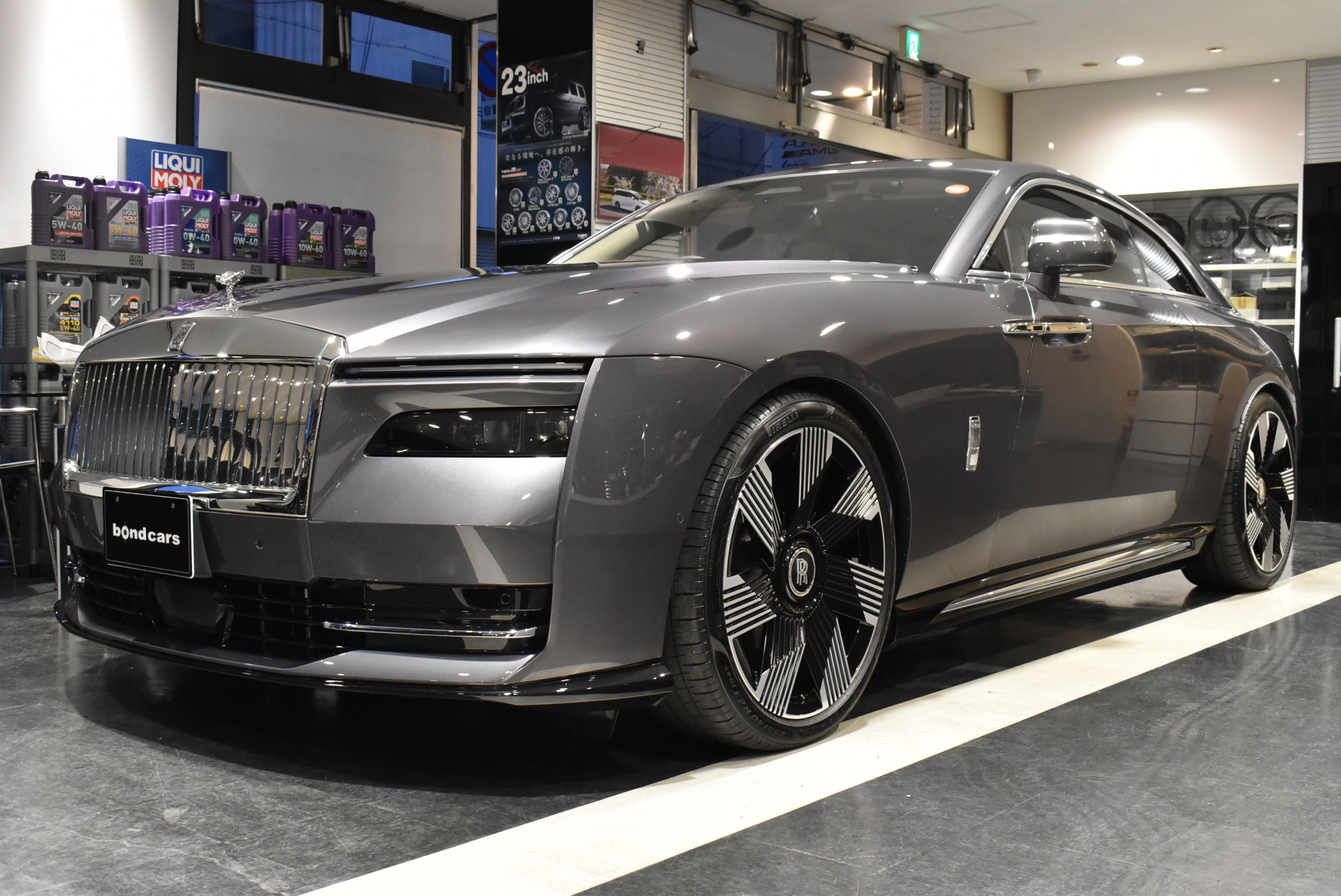 シートベンチレーション スターライトドア RRモノグラムヘッドレスト カラードシートパイピング カラードステッチ ビスポークインテリア イルミスカッフプレート 23インチAW カラードステアリング ビスポークオーディオ