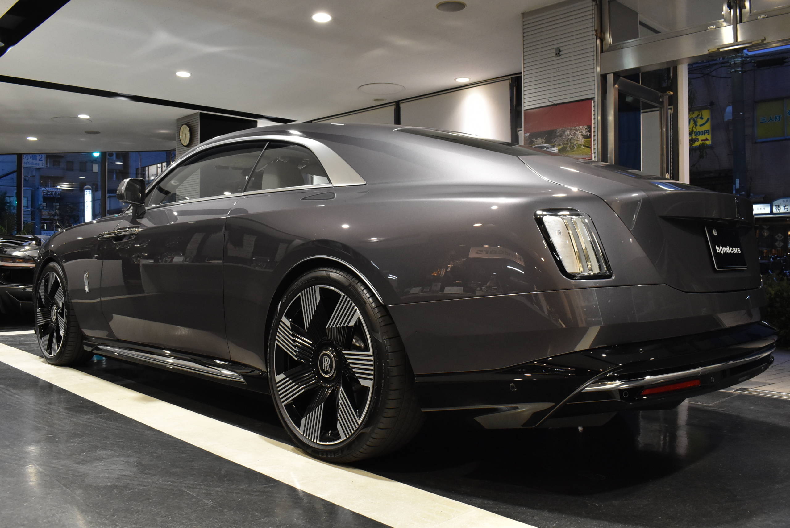 シートベンチレーション スターライトドア RRモノグラムヘッドレスト カラードシートパイピング カラードステッチ ビスポークインテリア イルミスカッフプレート 23インチAW カラードステアリング ビスポークオーディオ