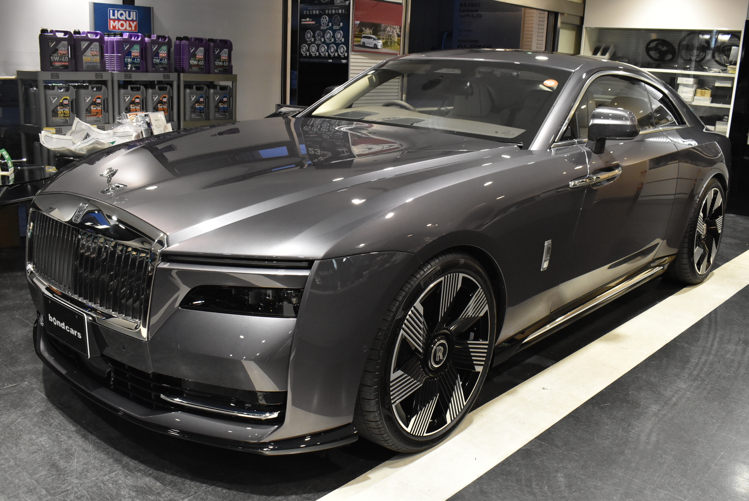 シートベンチレーション スターライトドア RRモノグラムヘッドレスト カラードシートパイピング カラードステッチ ビスポークインテリア イルミスカッフプレート 23インチAW カラードステアリング ビスポークオーディオ