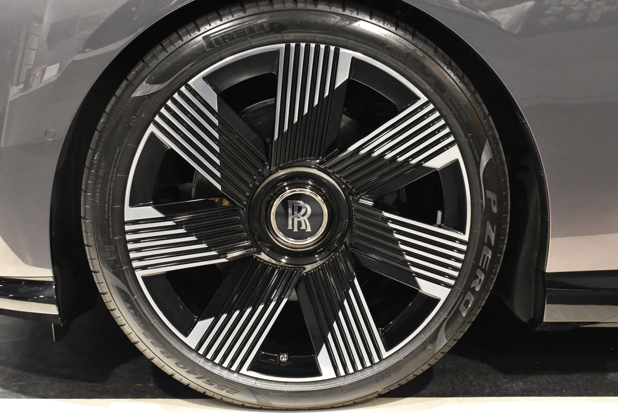 シートベンチレーション スターライトドア RRモノグラムヘッドレスト カラードシートパイピング カラードステッチ ビスポークインテリア イルミスカッフプレート 23インチAW カラードステアリング ビスポークオーディオ