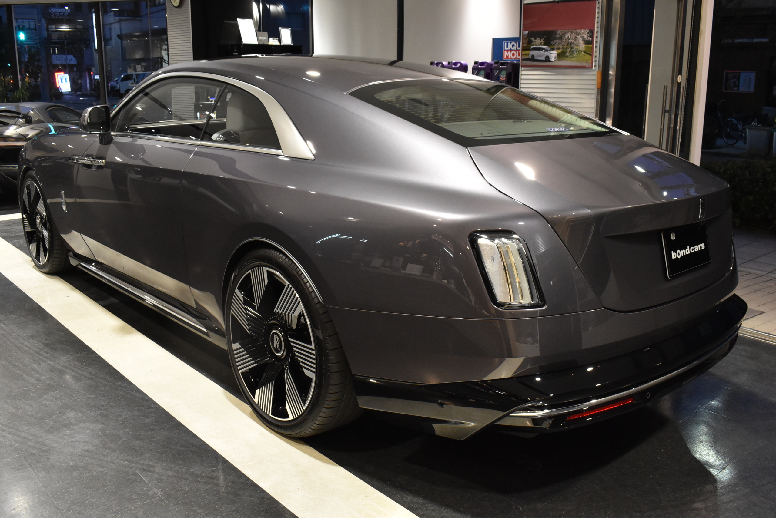 シートベンチレーション スターライトドア RRモノグラムヘッドレスト カラードシートパイピング カラードステッチ ビスポークインテリア イルミスカッフプレート 23インチAW カラードステアリング ビスポークオーディオ