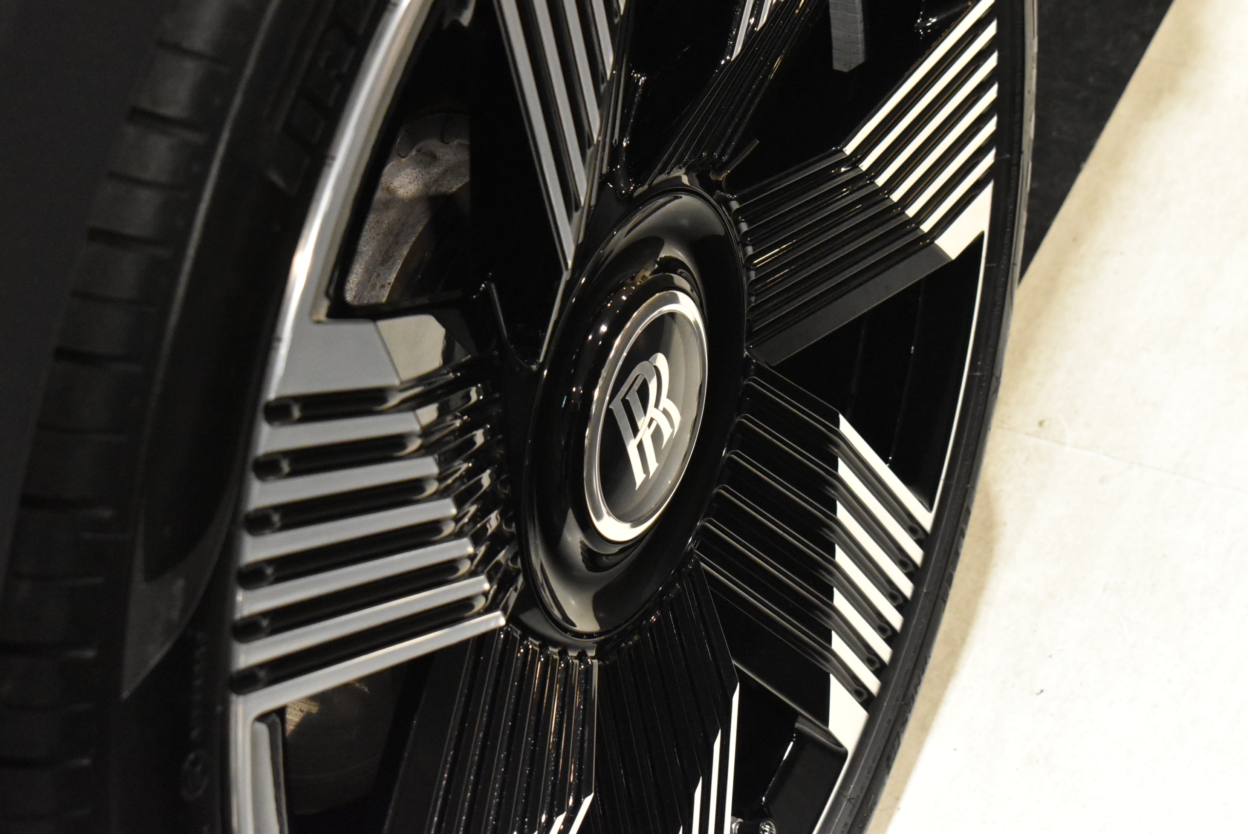 シートベンチレーション スターライトドア RRモノグラムヘッドレスト カラードシートパイピング カラードステッチ ビスポークインテリア イルミスカッフプレート 23インチAW カラードステアリング ビスポークオーディオ