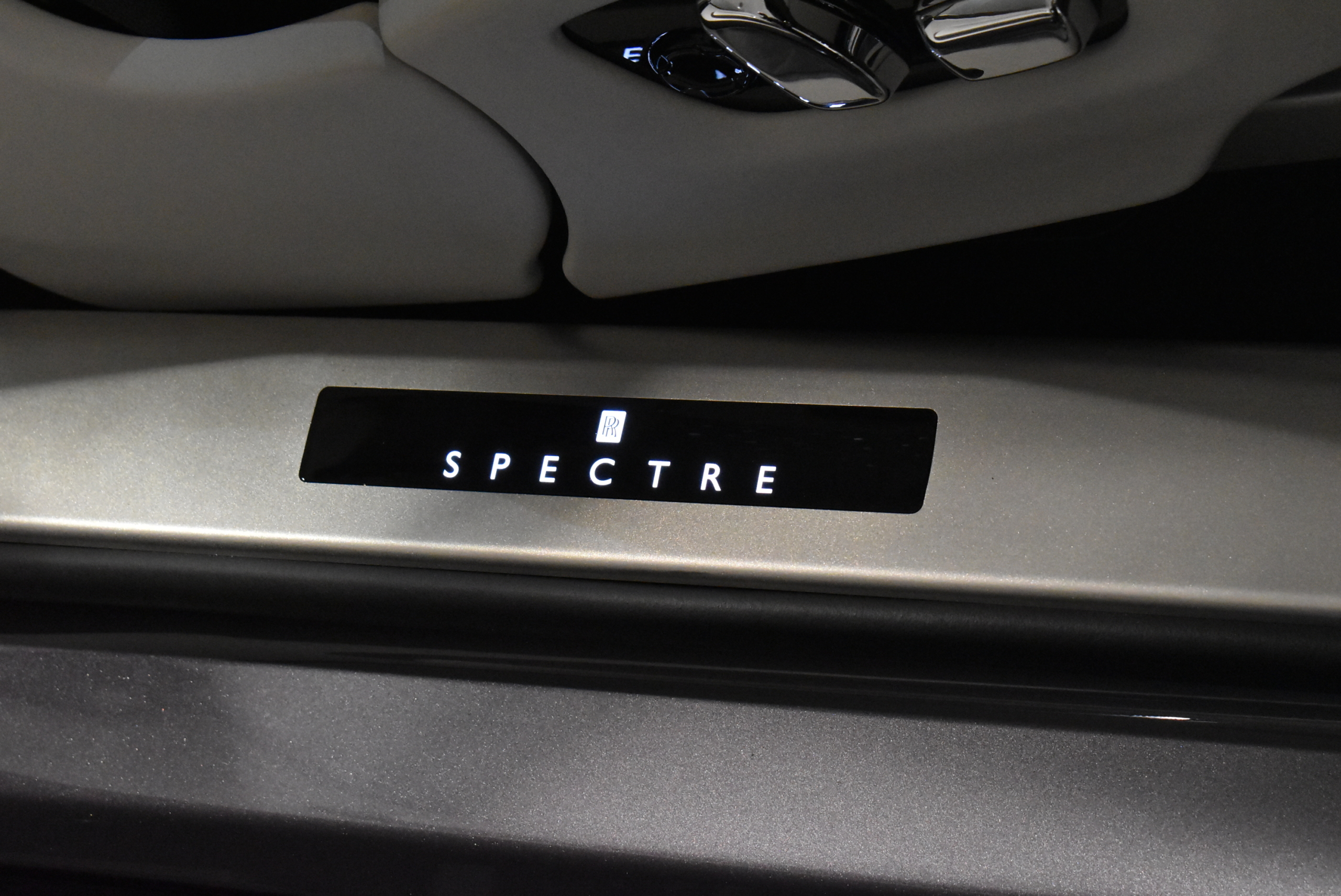 シートベンチレーション スターライトドア RRモノグラムヘッドレスト カラードシートパイピング カラードステッチ ビスポークインテリア イルミスカッフプレート 23インチAW カラードステアリング ビスポークオーディオ