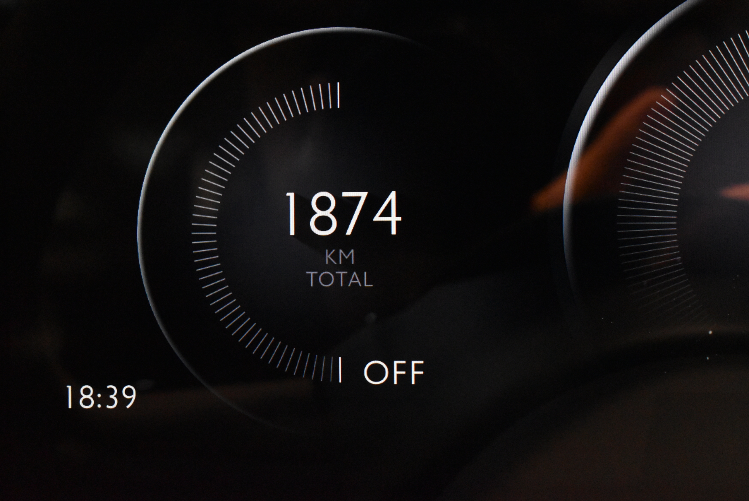 シートベンチレーション スターライトドア RRモノグラムヘッドレスト カラードシートパイピング カラードステッチ ビスポークインテリア イルミスカッフプレート 23インチAW カラードステアリング ビスポークオーディオ