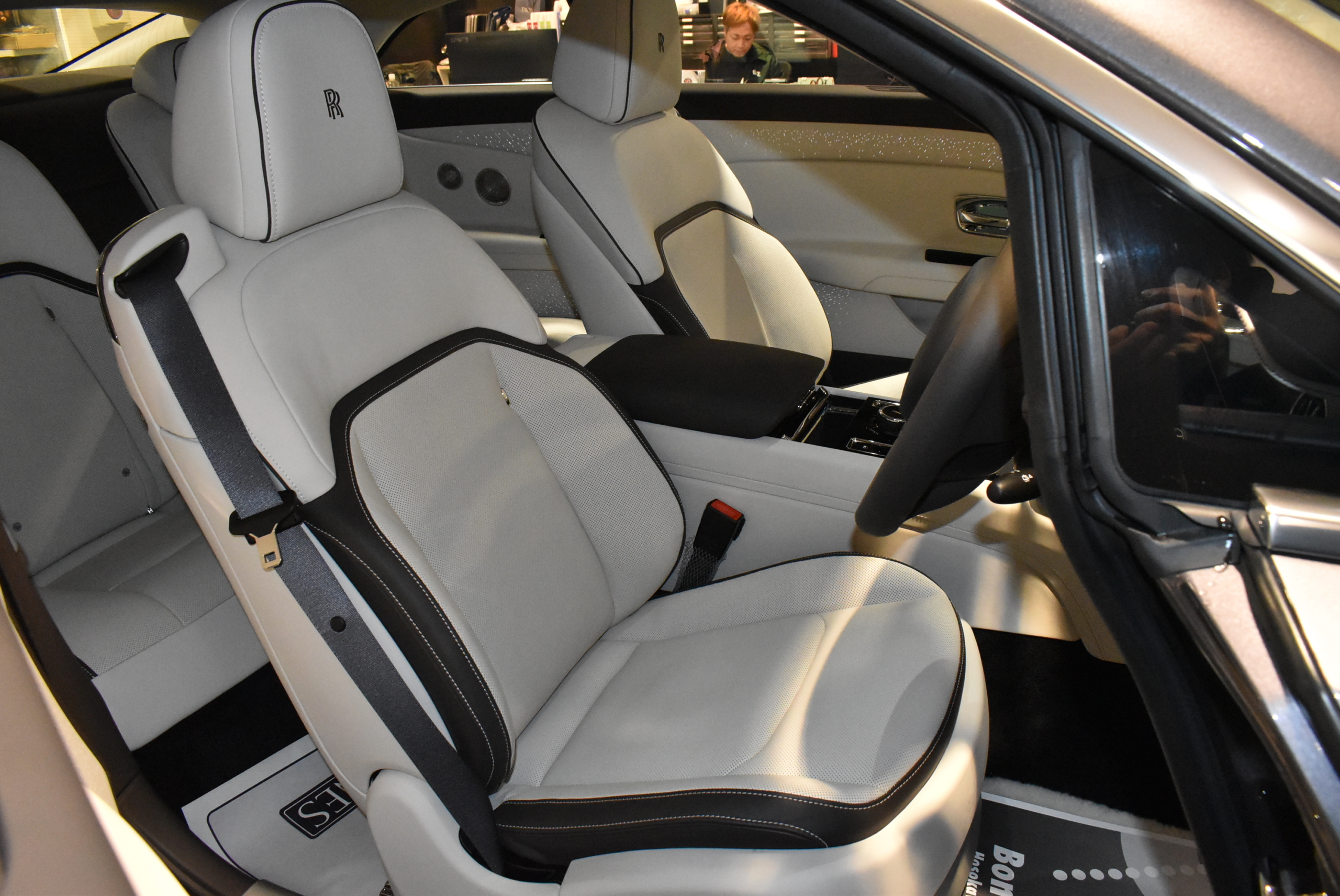 シートベンチレーション スターライトドア RRモノグラムヘッドレスト カラードシートパイピング カラードステッチ ビスポークインテリア イルミスカッフプレート 23インチAW カラードステアリング ビスポークオーディオ