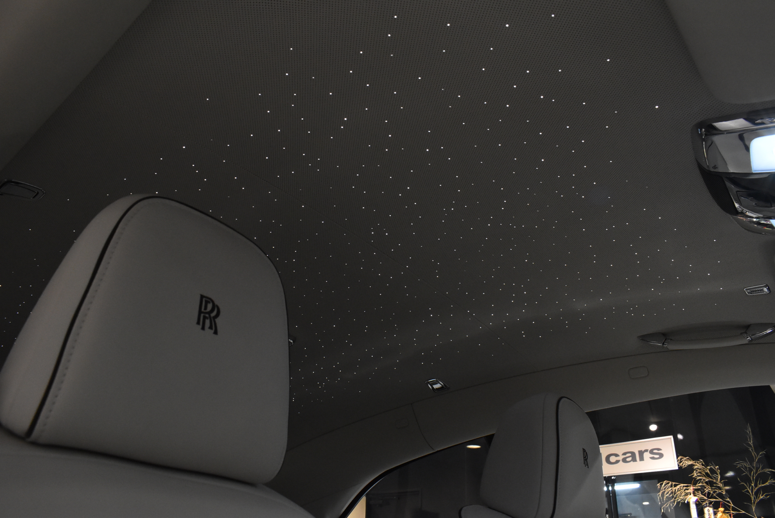 シートベンチレーション スターライトドア RRモノグラムヘッドレスト カラードシートパイピング カラードステッチ ビスポークインテリア イルミスカッフプレート 23インチAW カラードステアリング ビスポークオーディオ