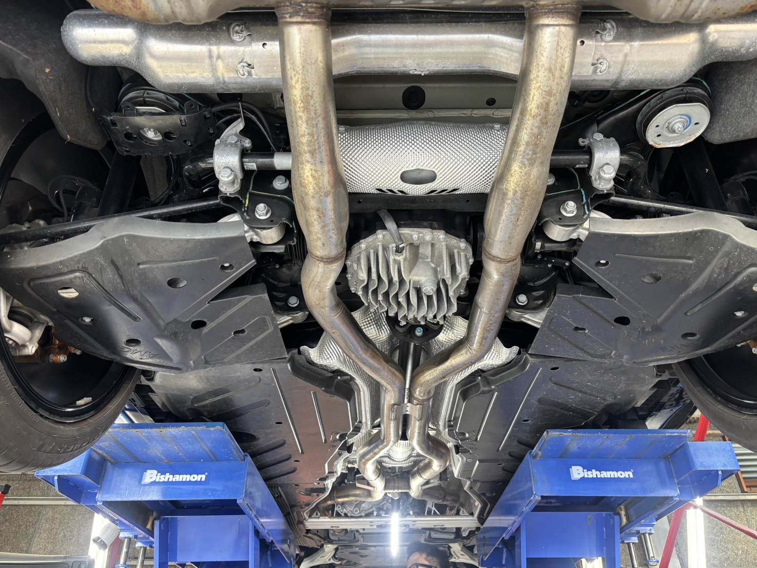 メルセデスAMG　GLS63　ブラックアウト　BURABAS　AKRAPOVICマフラー
カスタム　プロテクション　ナイトパッケージ　ボンド大阪　ボンドカーズ　ボンドグループ