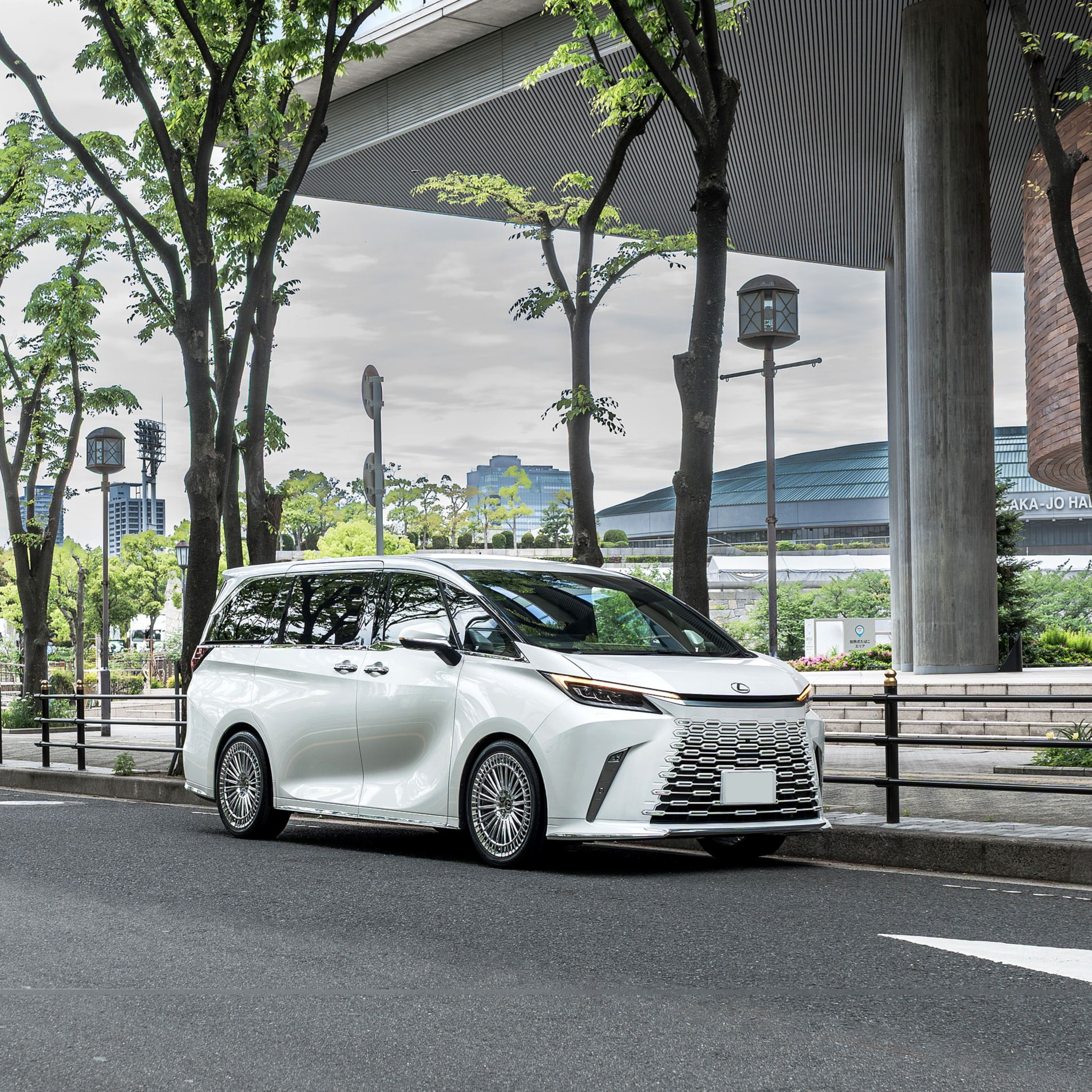 LEXUS LM ホイール交換 カスタム HAWKE forged