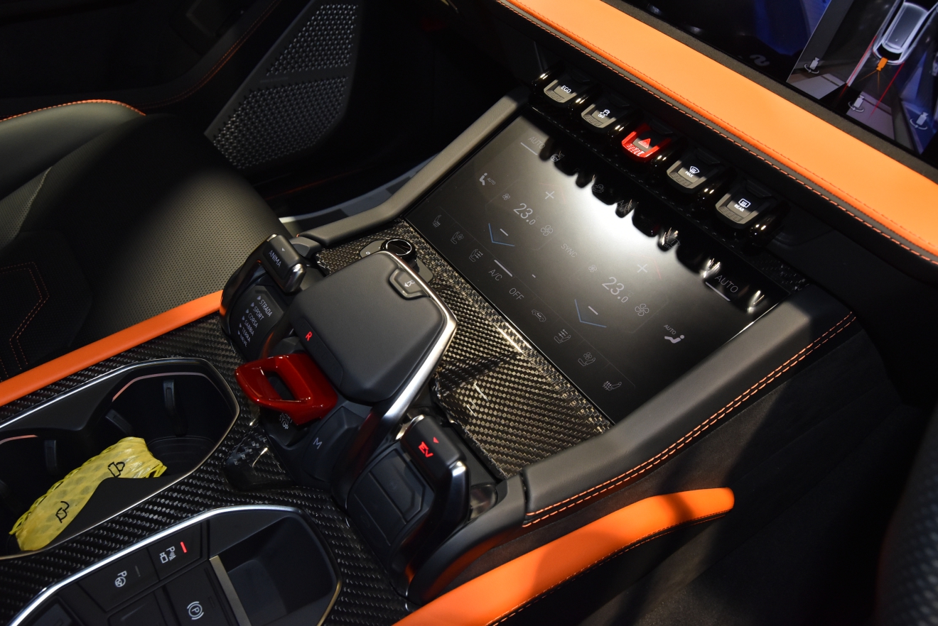 ランボルギーニ　ウルスSE　アクラポビッチマフラー　バング＆オルフセン　V8　右ハンドル　新着入庫車両　ボンド大阪　ボンドカーズ　ボンドグループ