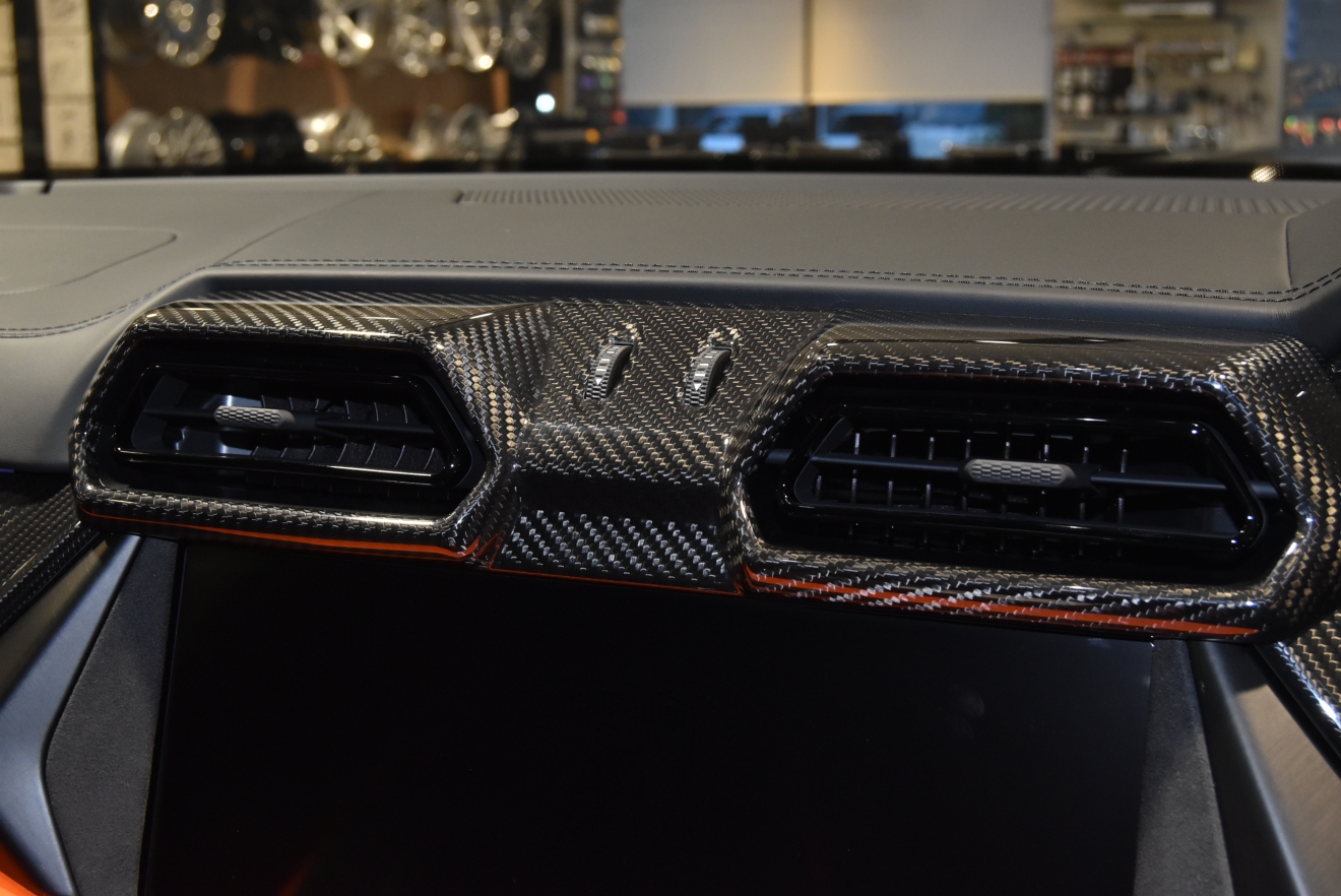 ランボルギーニ　ウルスSE　アクラポビッチマフラー　バング＆オルフセン　V8　右ハンドル　新着入庫車両　ボンド大阪　ボンドカーズ　ボンドグループ