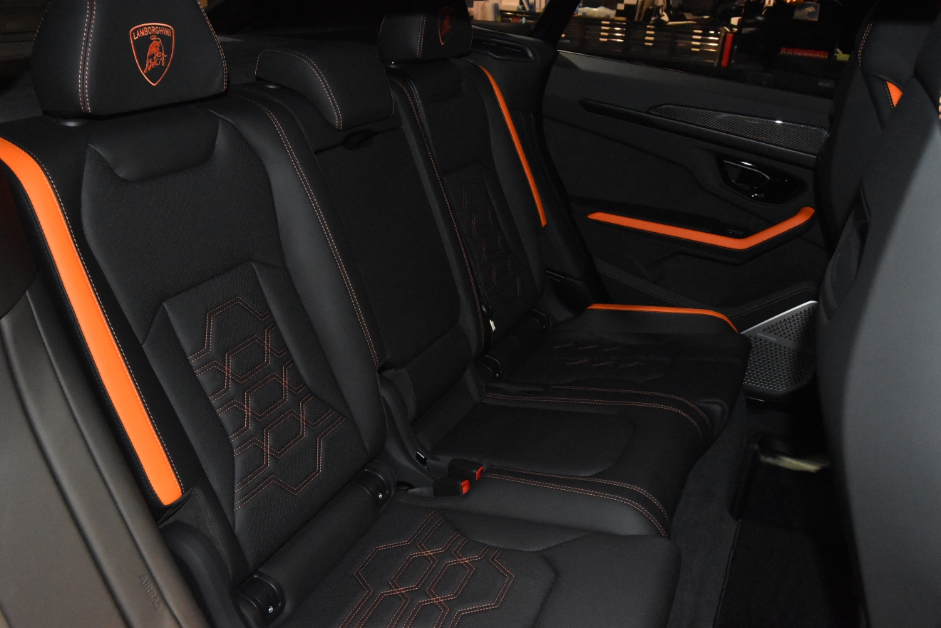 ランボルギーニ　ウルスSE　アクラポビッチマフラー　バング＆オルフセン　V8　右ハンドル　新着入庫車両　ボンド大阪　ボンドカーズ　ボンドグループ