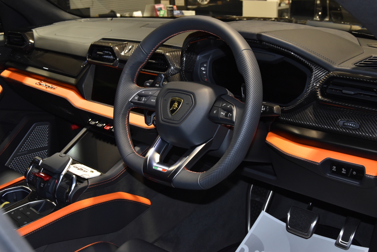 ランボルギーニ　ウルスSE　アクラポビッチマフラー　バング＆オルフセン　V8　右ハンドル　新着入庫車両　ボンド大阪　ボンドカーズ　ボンドグループ
