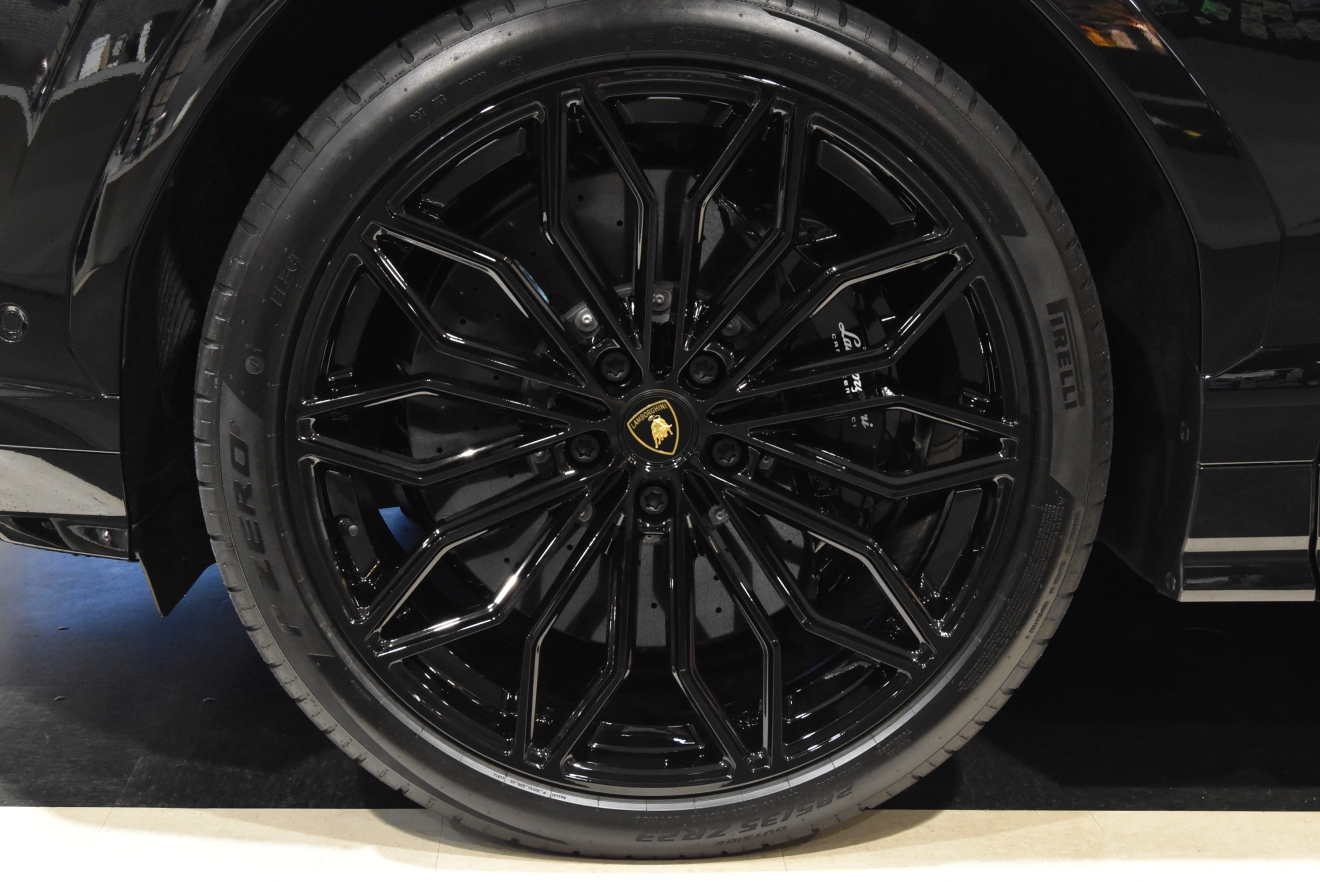 ランボルギーニ　ウルスSE　アクラポビッチマフラー　バング＆オルフセン　V8　右ハンドル　新着入庫車両　ボンド大阪　ボンドカーズ　ボンドグループ