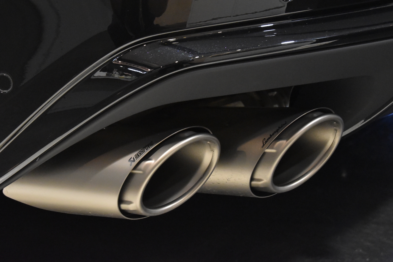 ランボルギーニ　ウルスSE　アクラポビッチマフラー　バング＆オルフセン　V8　右ハンドル　新着入庫車両　ボンド大阪　ボンドカーズ　ボンドグループ