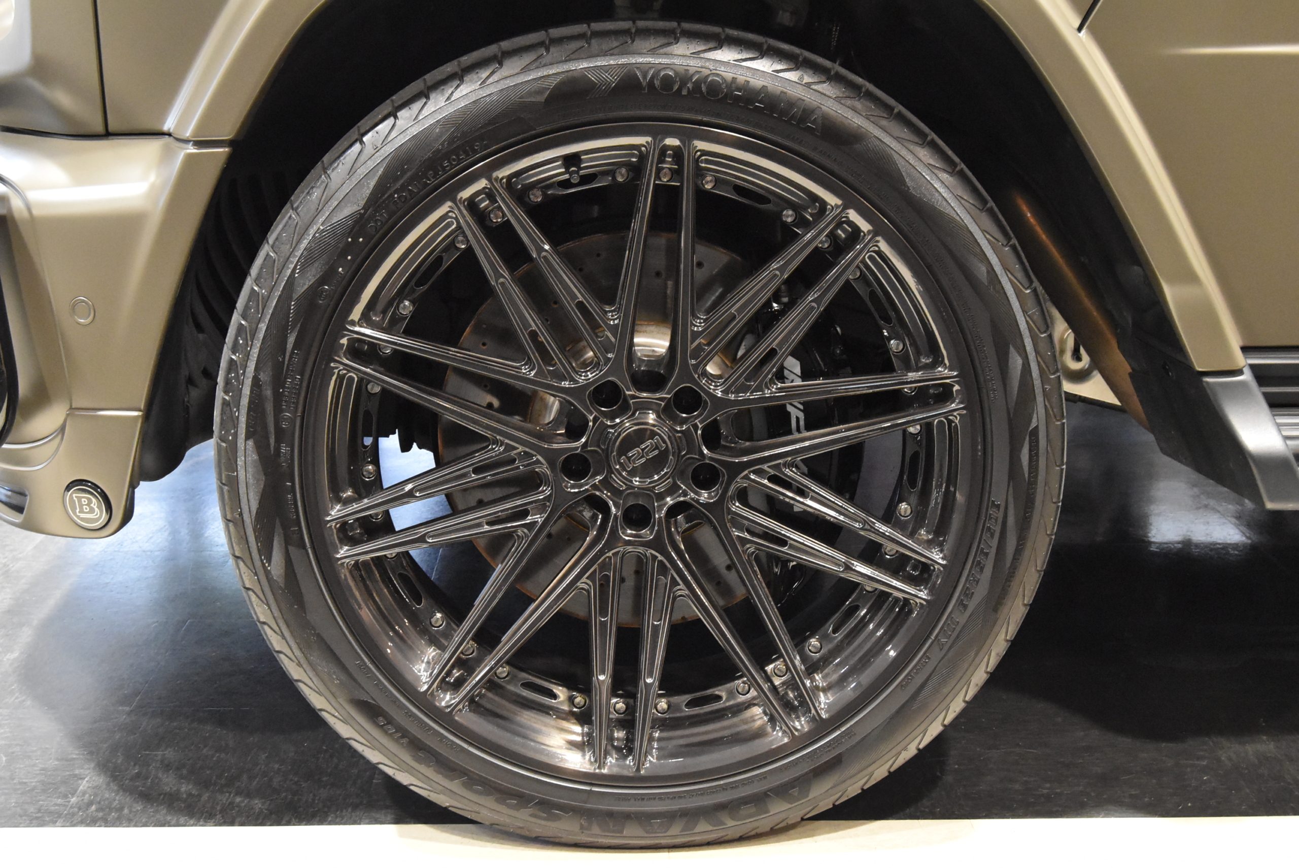 限定車MANUFAKTURエディション 左ハンドル BRABUSマフラー 1221ホイール BRABUSフロントリップ BRABUSカーボンボンネットパネル BRABUS背面タイヤカバー 本国純正OPバンパーガード BRABUSグリルエンブレム