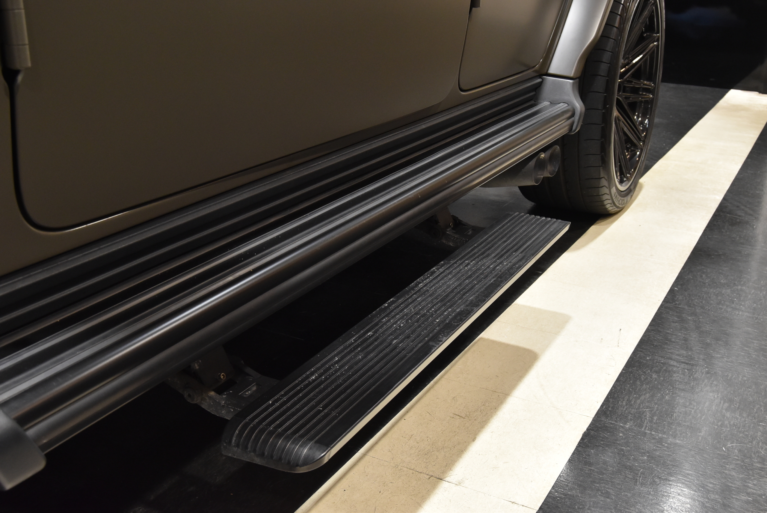 限定車MANUFAKTURエディション 左ハンドル BRABUSマフラー 1221ホイール BRABUSフロントリップ BRABUSカーボンボンネットパネル BRABUS背面タイヤカバー 本国純正OPバンパーガード BRABUSグリルエンブレム