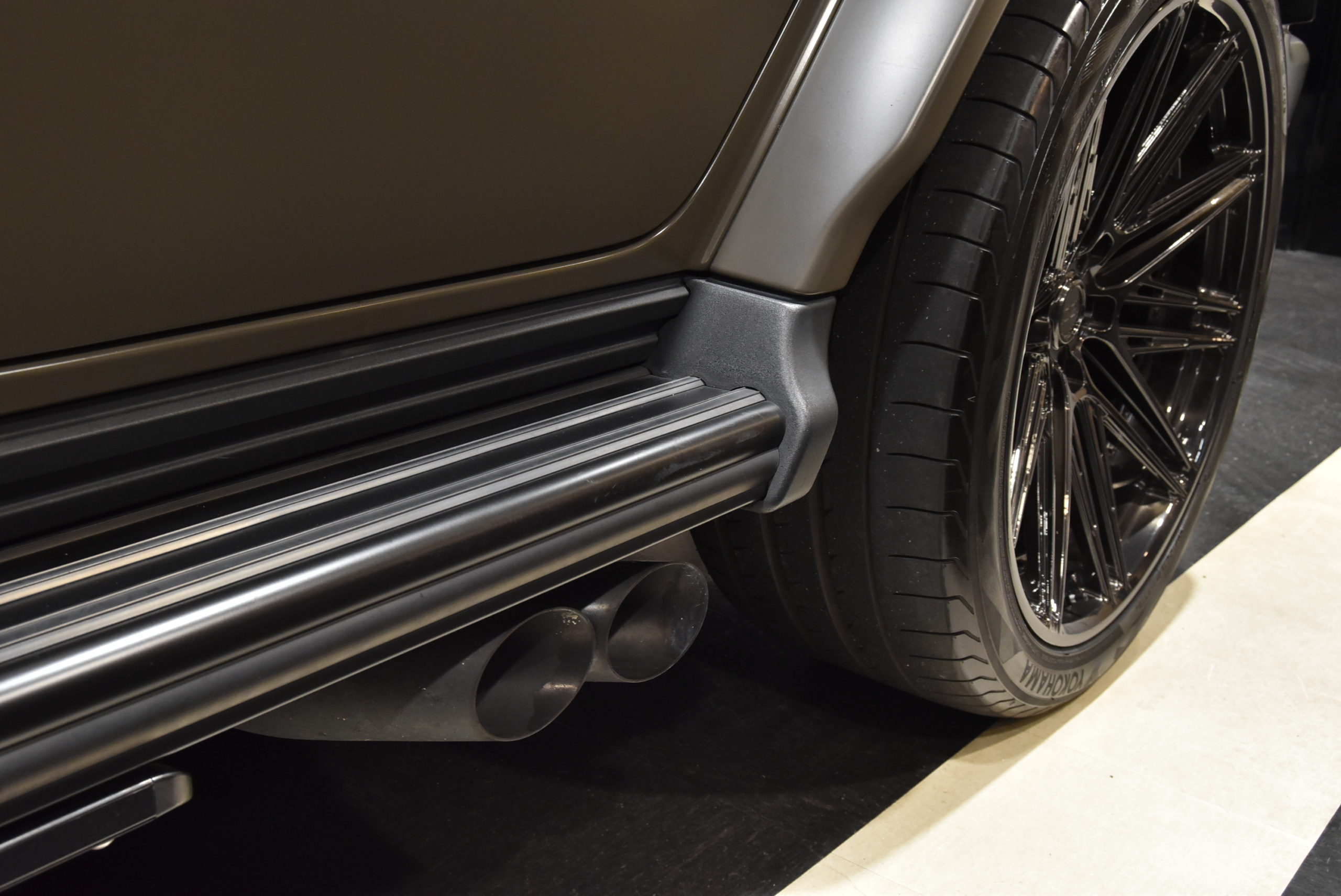 限定車MANUFAKTURエディション 左ハンドル BRABUSマフラー 1221ホイール BRABUSフロントリップ BRABUSカーボンボンネットパネル BRABUS背面タイヤカバー 本国純正OPバンパーガード BRABUSグリルエンブレム