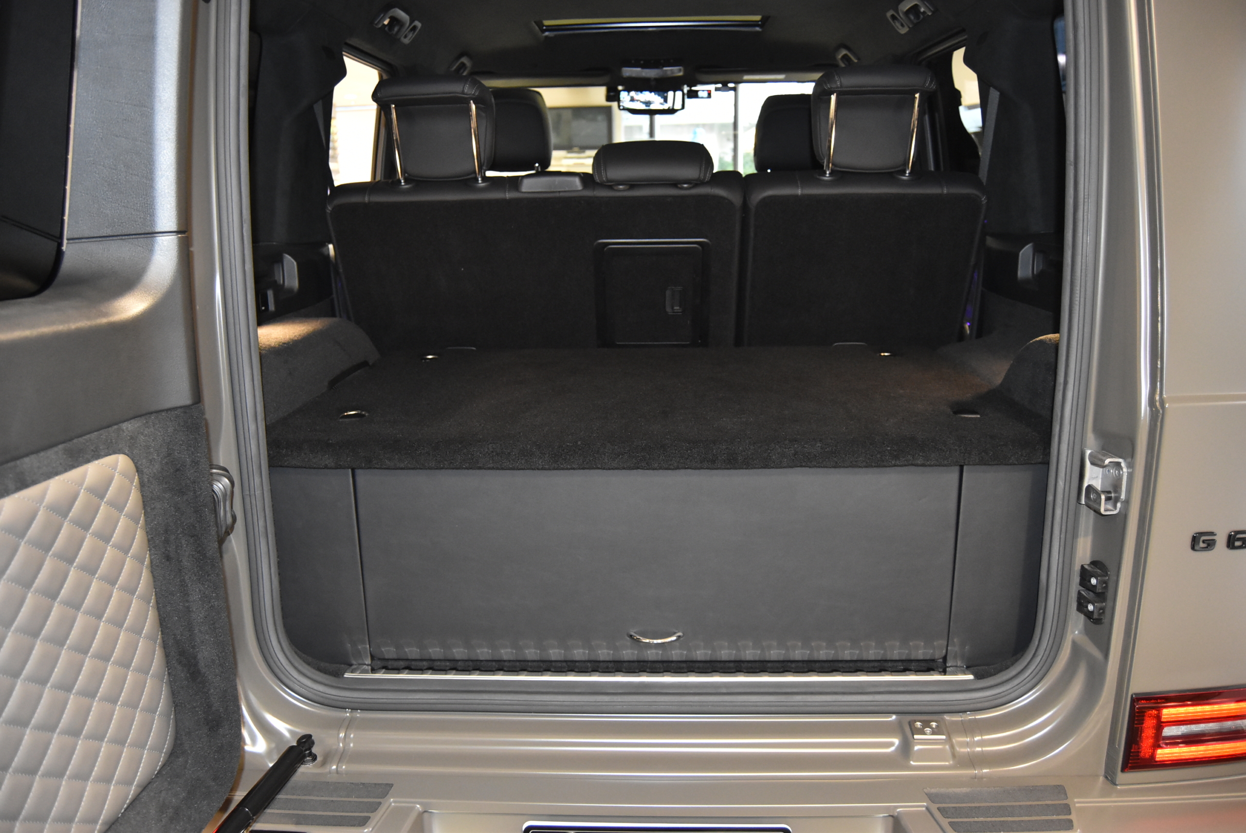 限定車MANUFAKTURエディション 左ハンドル BRABUSマフラー 1221ホイール BRABUSフロントリップ BRABUSカーボンボンネットパネル BRABUS背面タイヤカバー 本国純正OPバンパーガード BRABUSグリルエンブレム