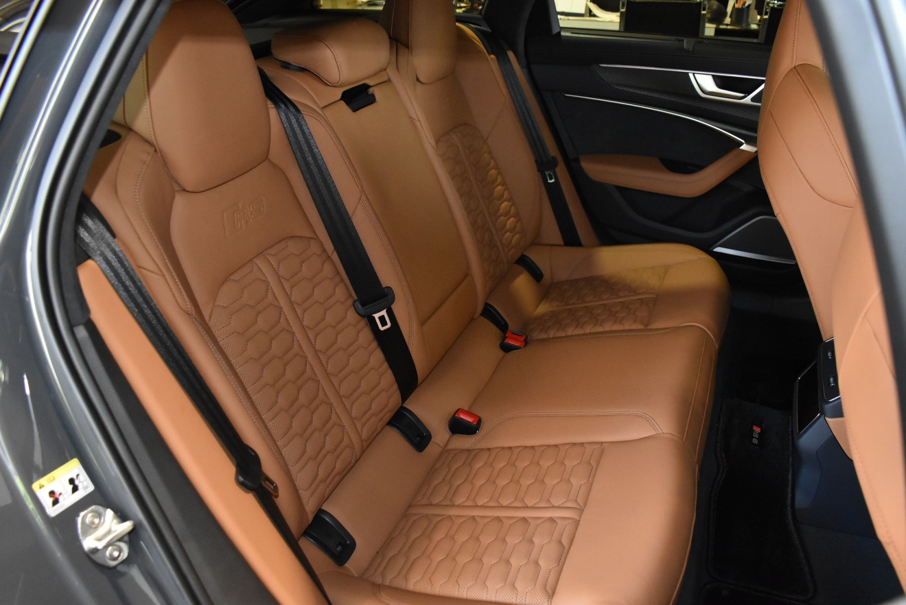 アウディ RS6 パフォーマンス MANSORYスポイラー
RSスポーツエグゾースト ローダウン ASC バング&オルフセン ボンド大阪 ボンドカーズ ボンドグループ