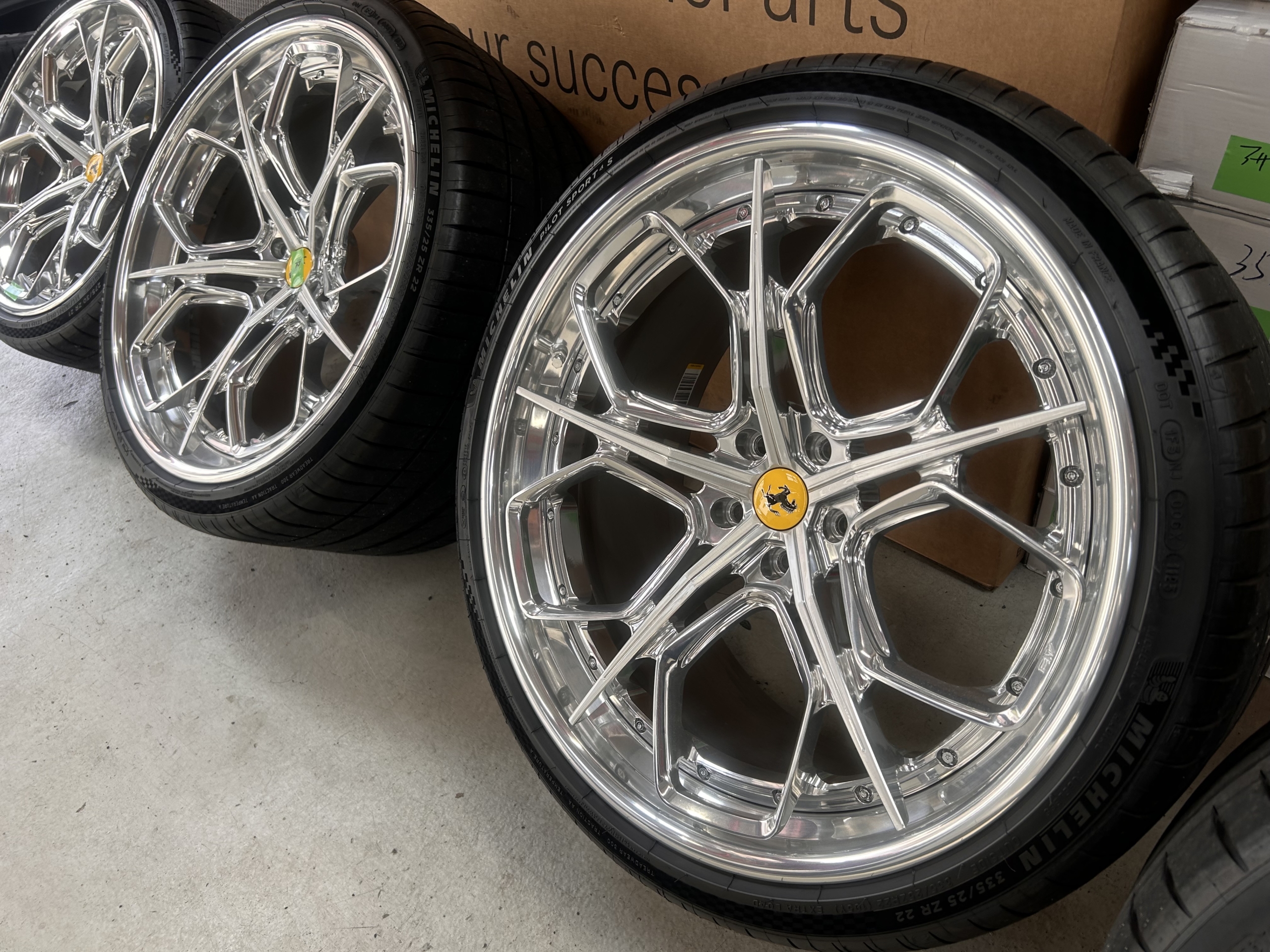 フェラーリ　812　中古　特価　ホイール