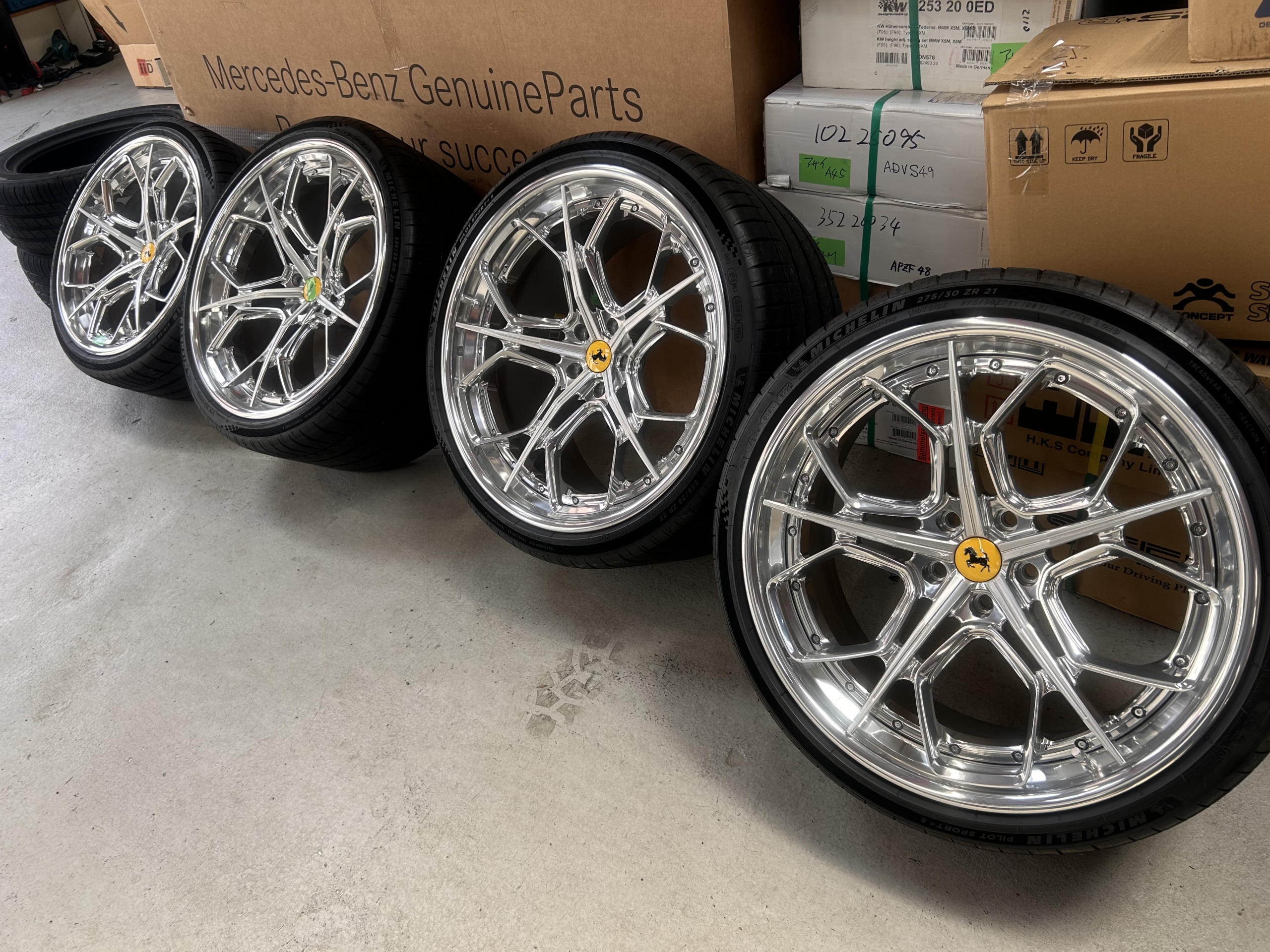 フェラーリ　812　中古　特価　ホイール