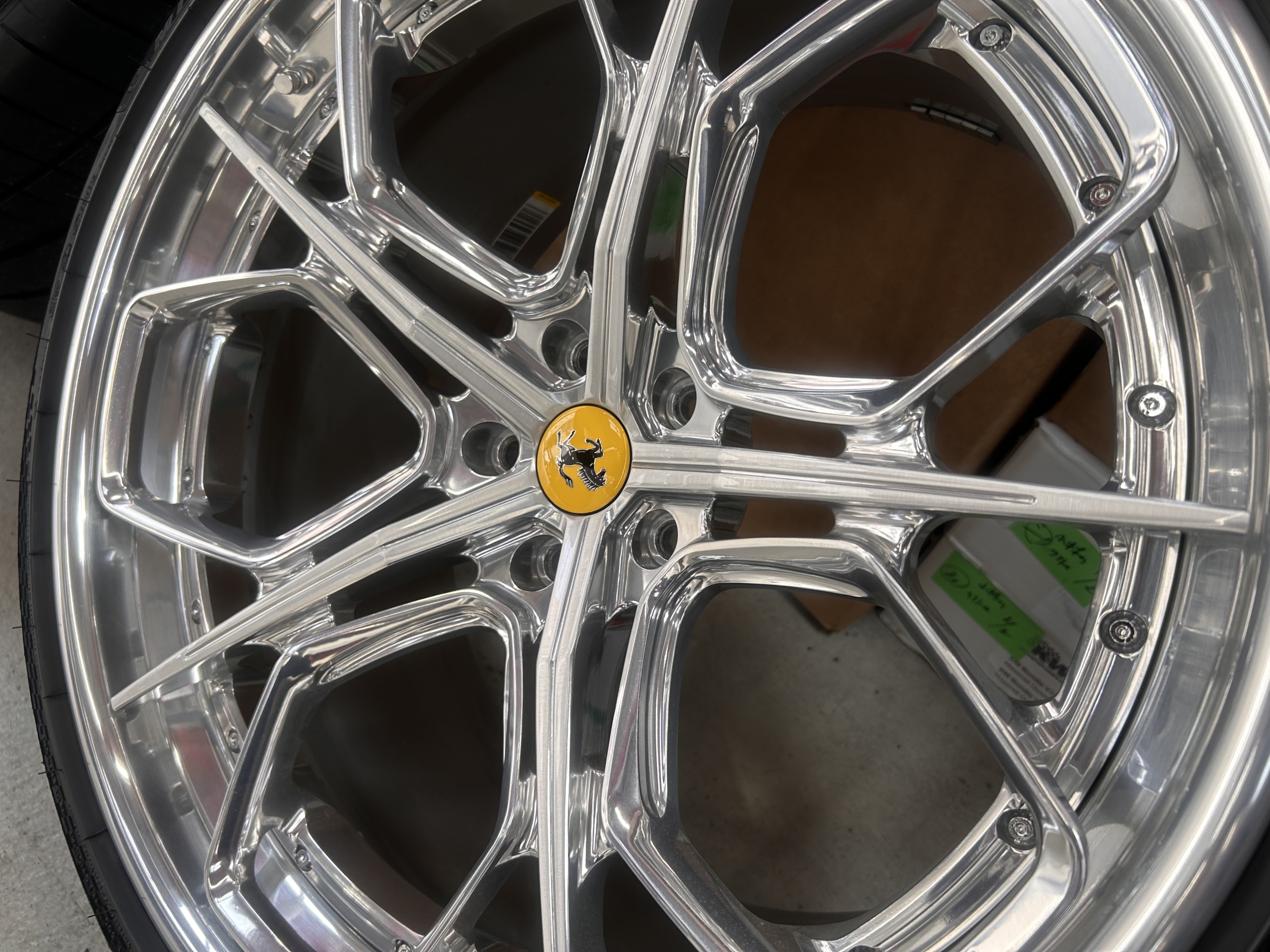 フェラーリ　812　中古　特価　ホイール