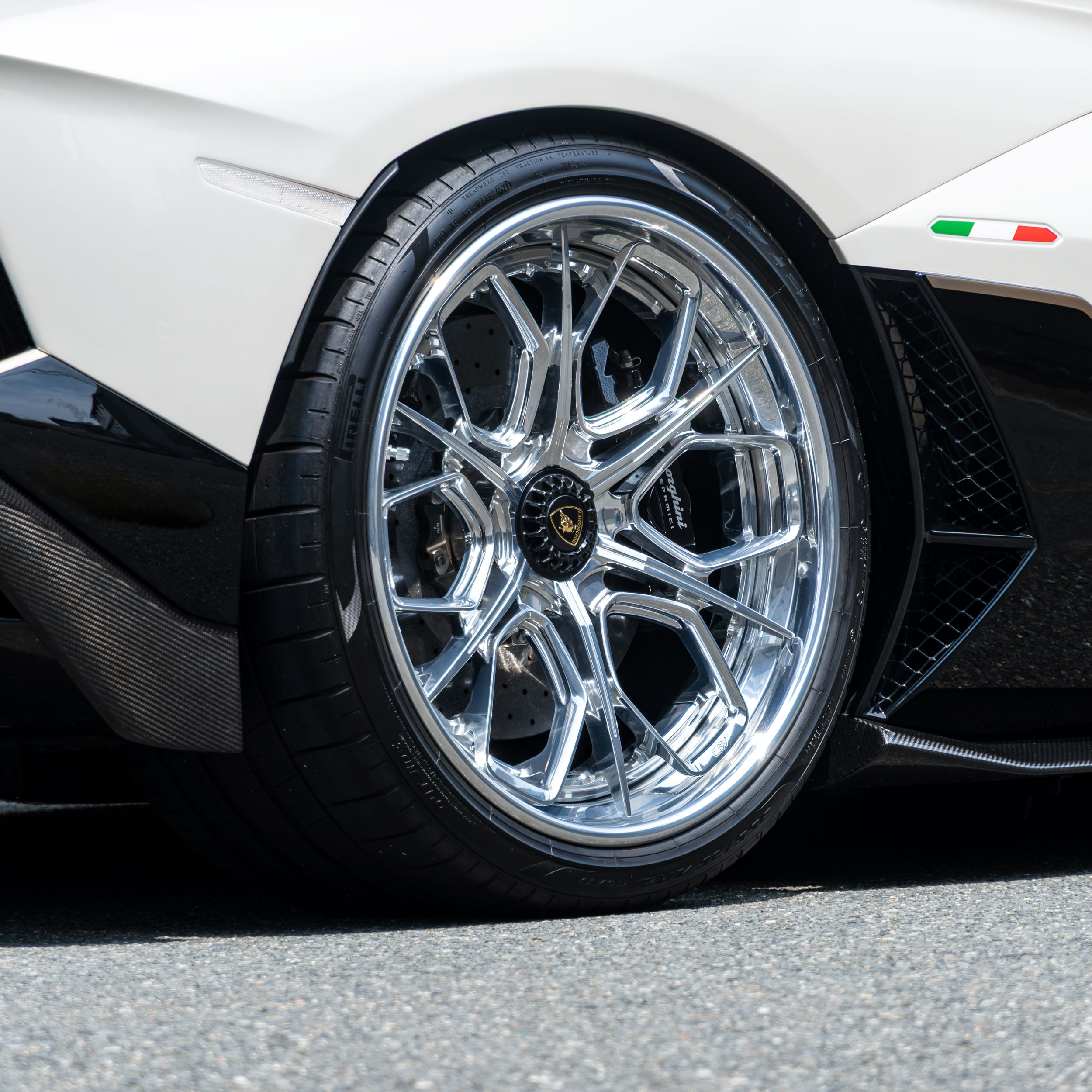Aventador Ultimae × AL13wheels R140.6