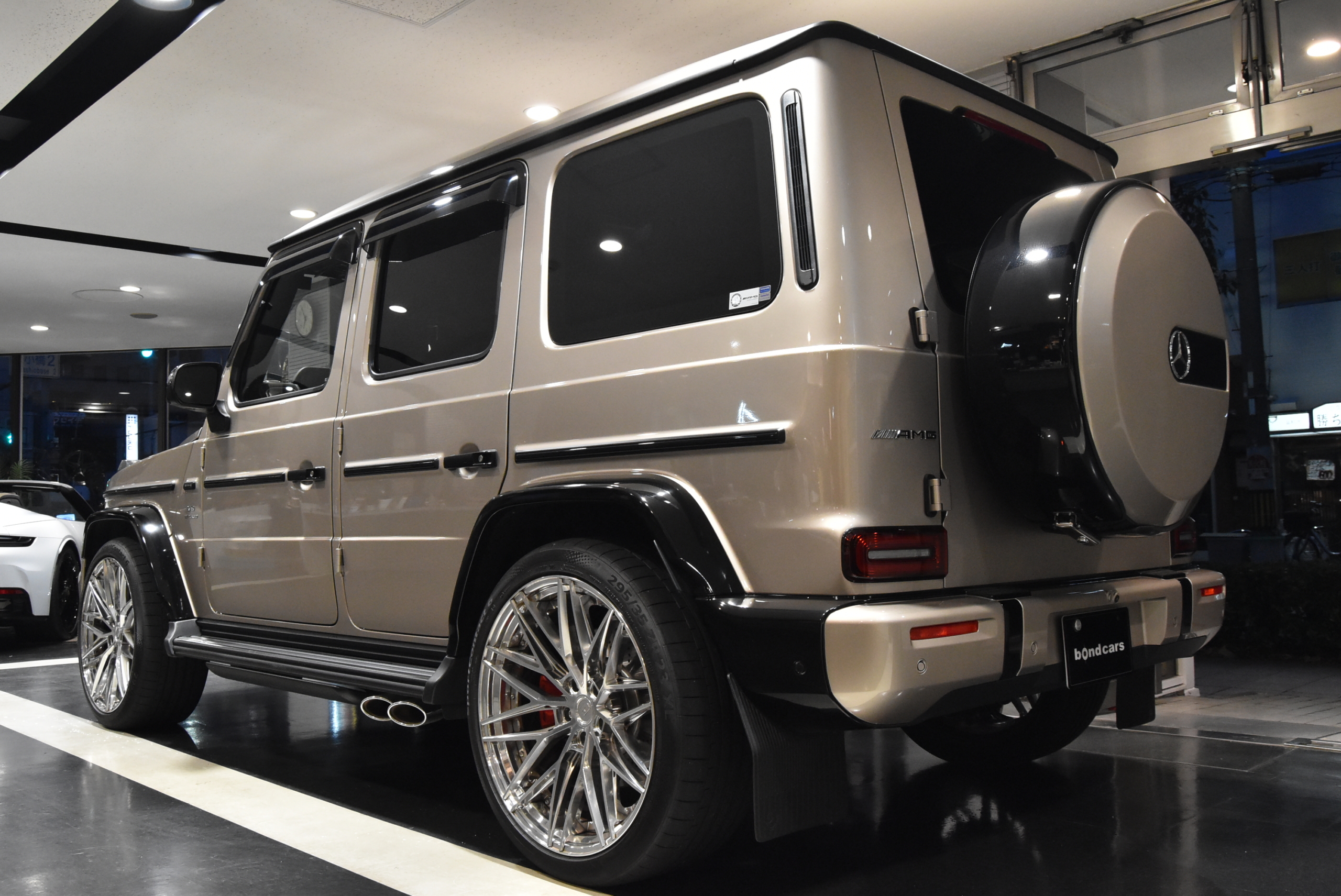 W465 G63　左Ｈ　 トラバーチンベージュ/プラチナホワイトナッパレザー MANUFAKTUR Program Plus AMGナイトパッケージ BC Forged 23インチホイール BRABUSフロントリップ　 各部ラッピング　 ＩＩＤローダウンサス　 ＩＩＤ電動サイドステップ レーダー＆ドライブレコーダー