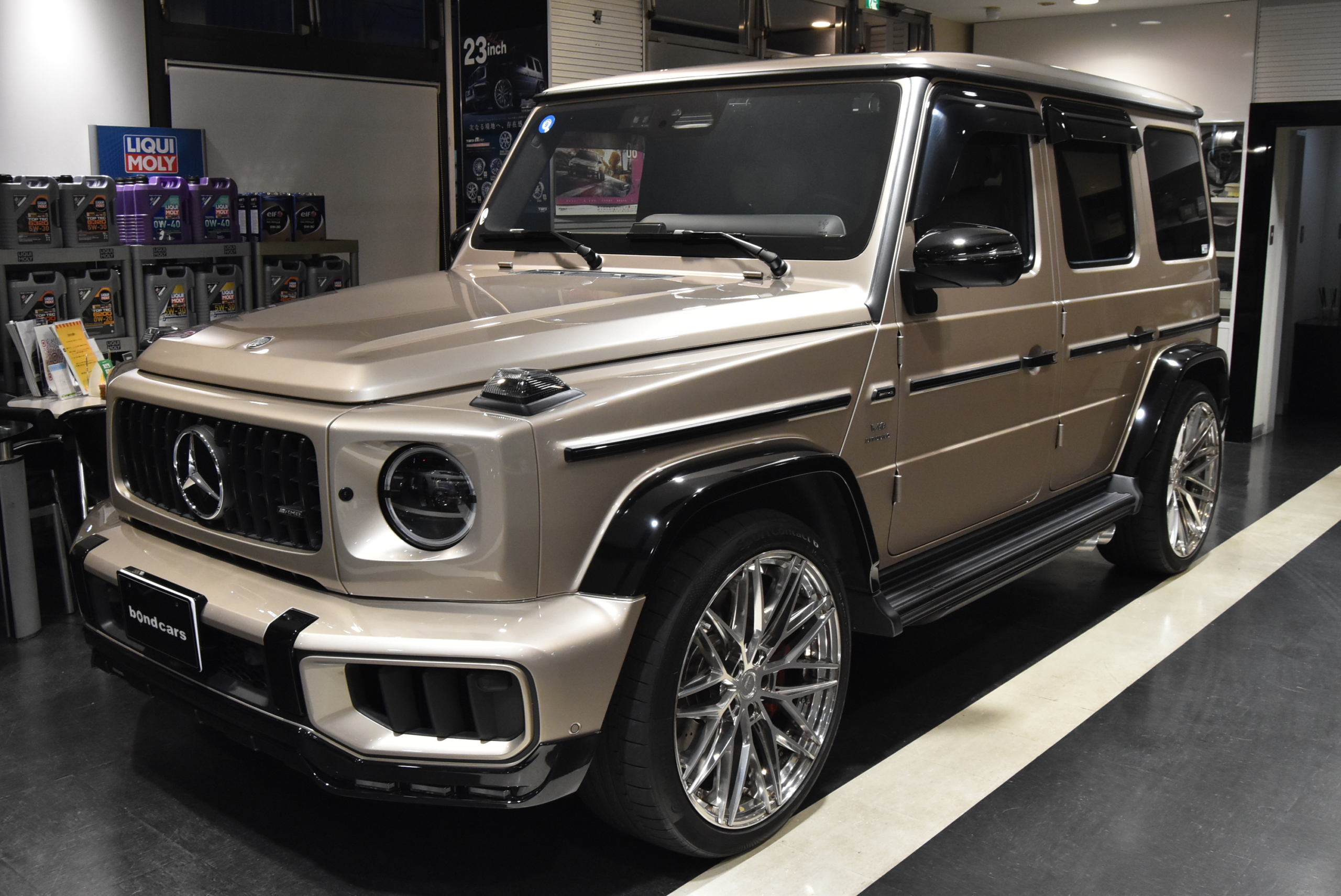 W465 G63　左Ｈ　 トラバーチンベージュ/プラチナホワイトナッパレザー MANUFAKTUR Program Plus AMGナイトパッケージ BC Forged 23インチホイール BRABUSフロントリップ　 各部ラッピング　 ＩＩＤローダウンサス　 ＩＩＤ電動サイドステップ レーダー＆ドライブレコーダー