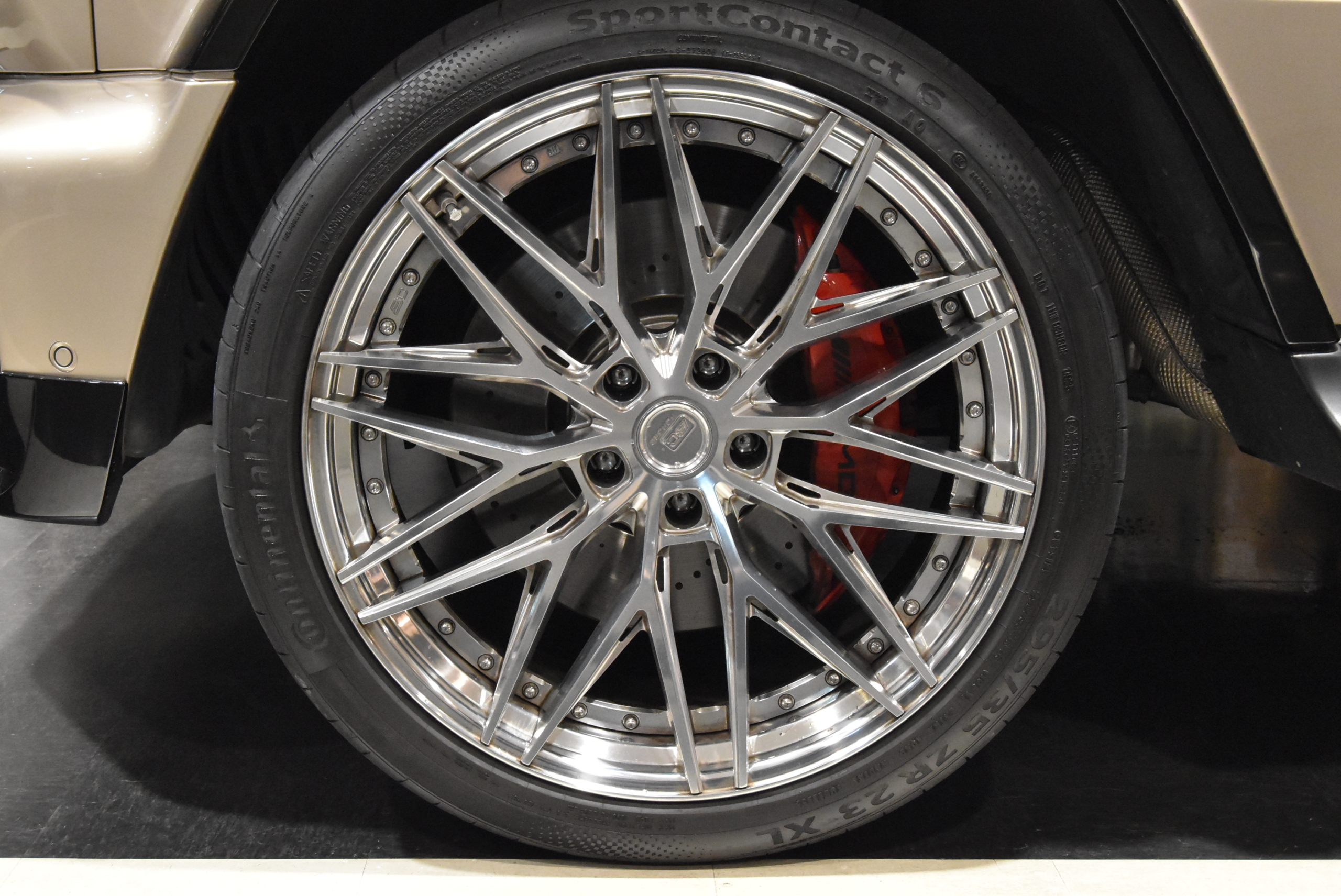 W465 G63　左Ｈ　 トラバーチンベージュ/プラチナホワイトナッパレザー MANUFAKTUR Program Plus AMGナイトパッケージ BC Forged 23インチホイール BRABUSフロントリップ　 各部ラッピング　 ＩＩＤローダウンサス　 ＩＩＤ電動サイドステップ レーダー＆ドライブレコーダー