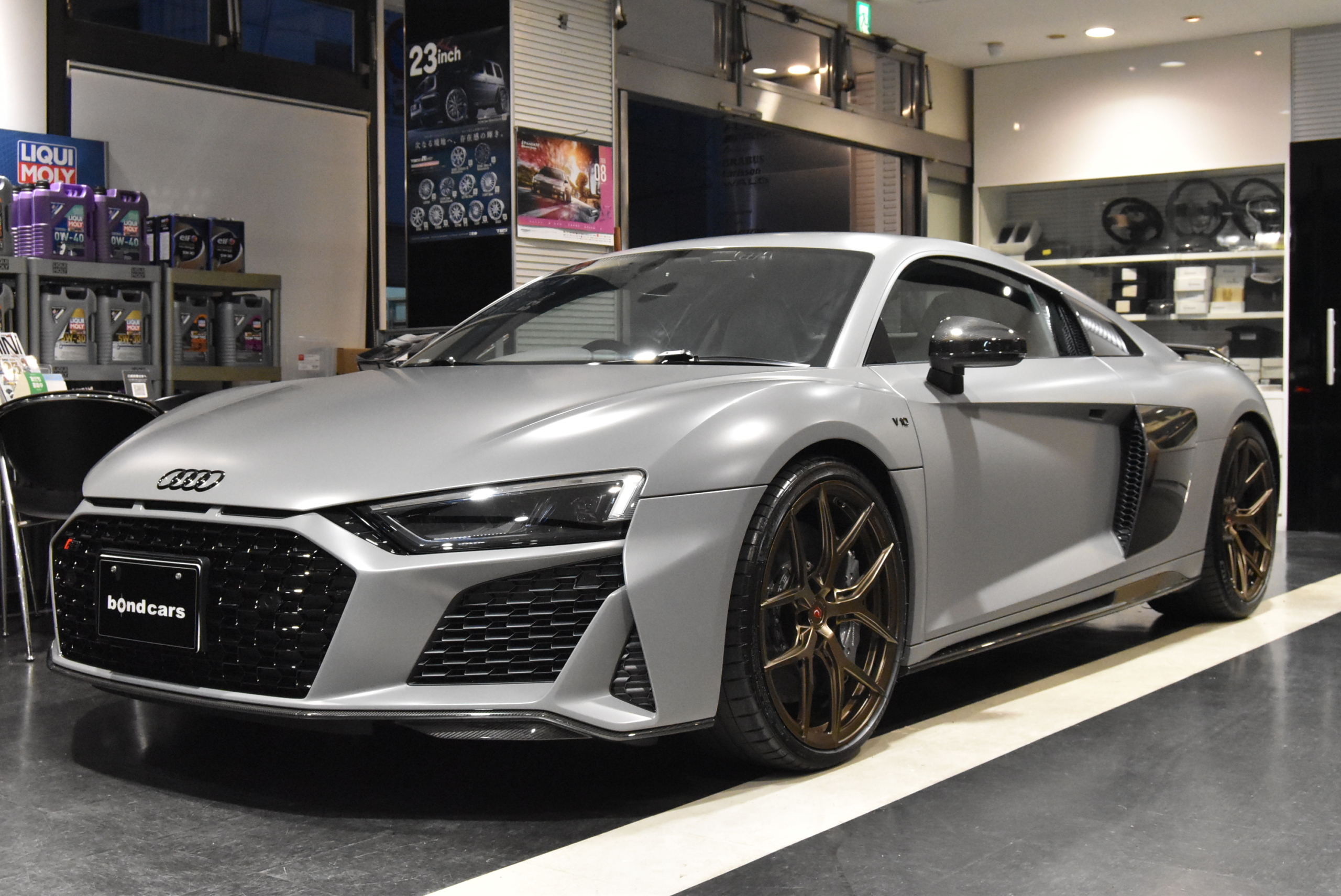 R8　CoupeV10　Performance　5.2FSI quattro S tronicナルドグレー ファインナッパレザー ヘッドライニングアルカンタラ B&Oサウンドシステム 拡張デコラティブパネル(カーボン) ブラックAudi ringsパッケージ Vossen鍛造アルミホイール フルステルスプロテクション
