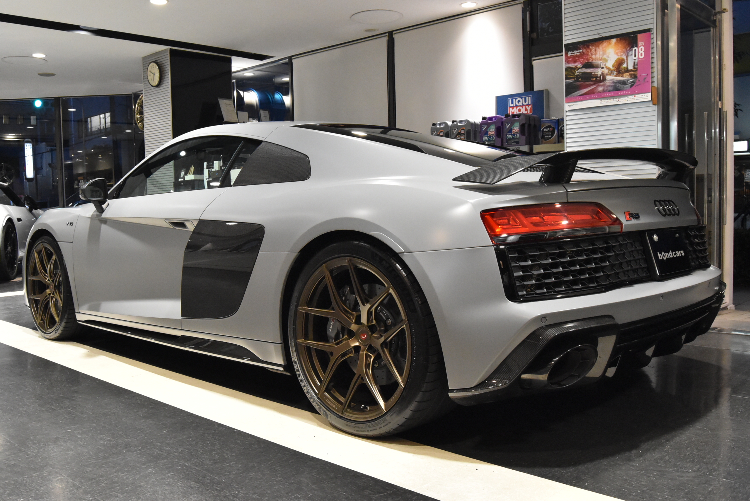 R8　CoupeV10　Performance　5.2FSI quattro S tronicナルドグレー ファインナッパレザー ヘッドライニングアルカンタラ B&Oサウンドシステム 拡張デコラティブパネル(カーボン) ブラックAudi ringsパッケージ Vossen鍛造アルミホイール フルステルスプロテクション
