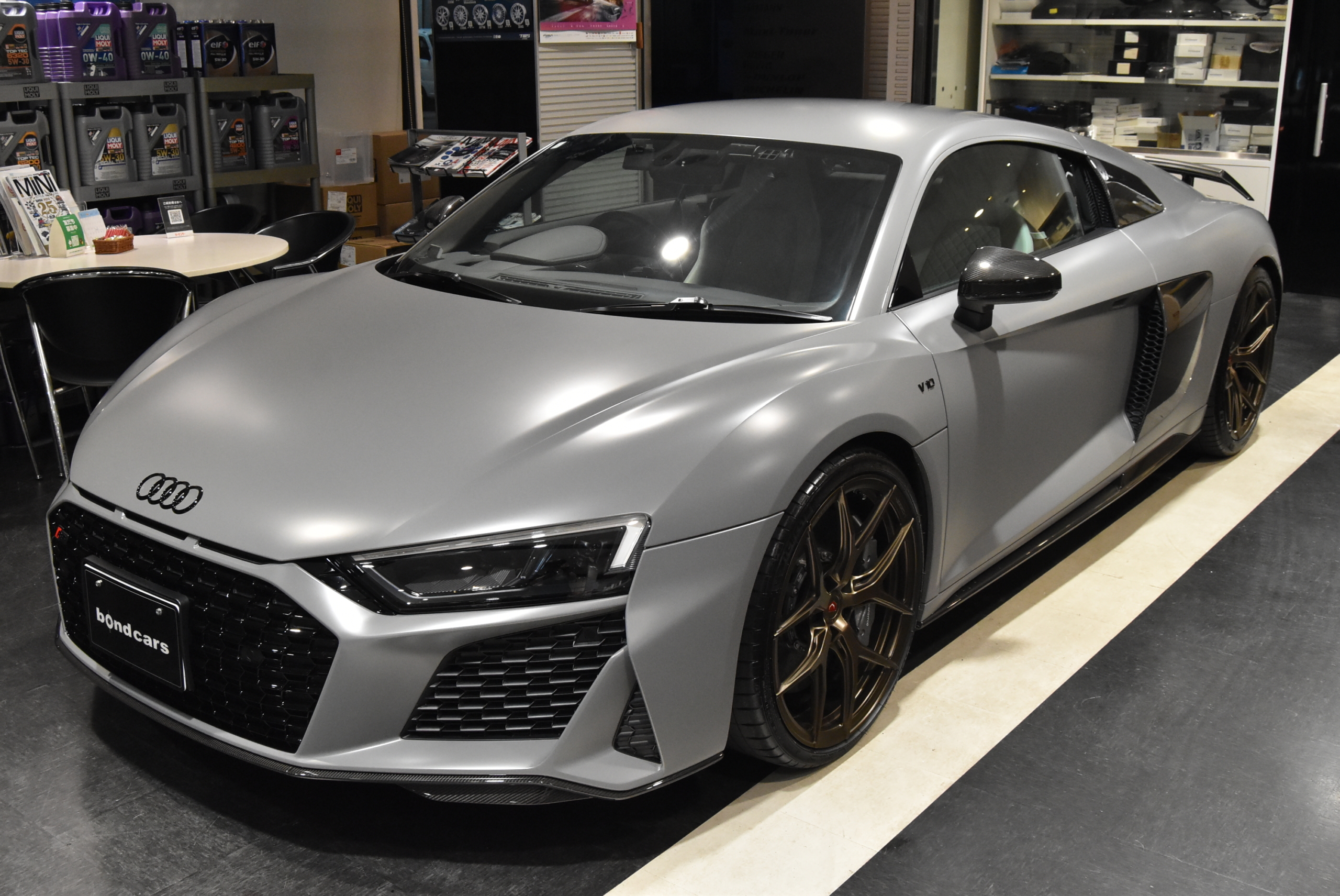 R8　CoupeV10　Performance　5.2FSI quattro S tronicナルドグレー ファインナッパレザー ヘッドライニングアルカンタラ B&Oサウンドシステム 拡張デコラティブパネル(カーボン) ブラックAudi ringsパッケージ Vossen鍛造アルミホイール フルステルスプロテクション