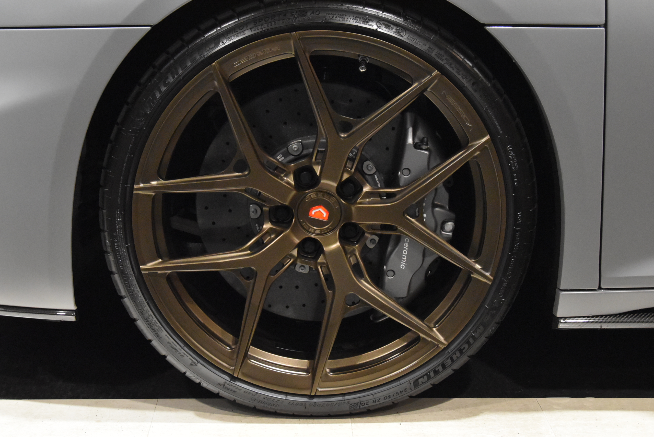 R8　CoupeV10　Performance　5.2FSI quattro S tronicナルドグレー ファインナッパレザー ヘッドライニングアルカンタラ B&Oサウンドシステム 拡張デコラティブパネル(カーボン) ブラックAudi ringsパッケージ Vossen鍛造アルミホイール フルステルスプロテクション