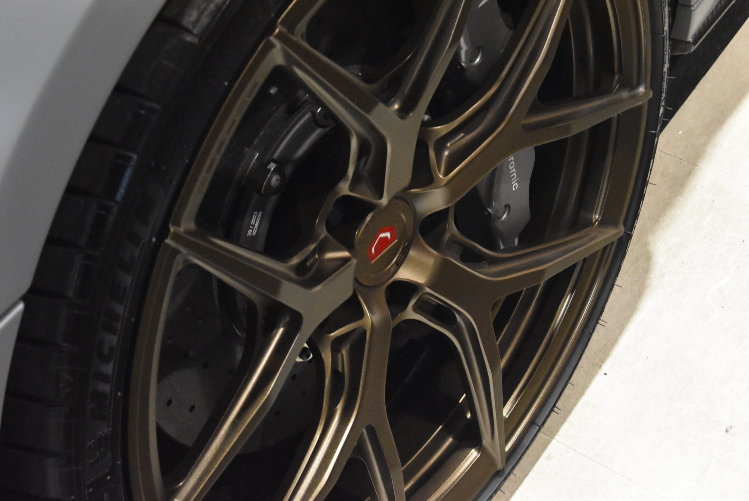 R8　CoupeV10　Performance　5.2FSI quattro S tronicナルドグレー ファインナッパレザー ヘッドライニングアルカンタラ B&Oサウンドシステム 拡張デコラティブパネル(カーボン) ブラックAudi ringsパッケージ Vossen鍛造アルミホイール フルステルスプロテクション