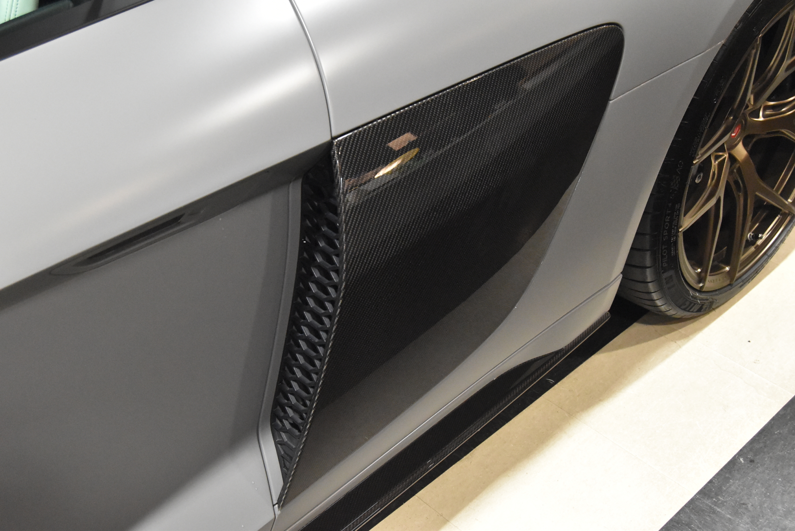 R8　CoupeV10　Performance　5.2FSI quattro S tronicナルドグレー ファインナッパレザー ヘッドライニングアルカンタラ B&Oサウンドシステム 拡張デコラティブパネル(カーボン) ブラックAudi ringsパッケージ Vossen鍛造アルミホイール フルステルスプロテクション